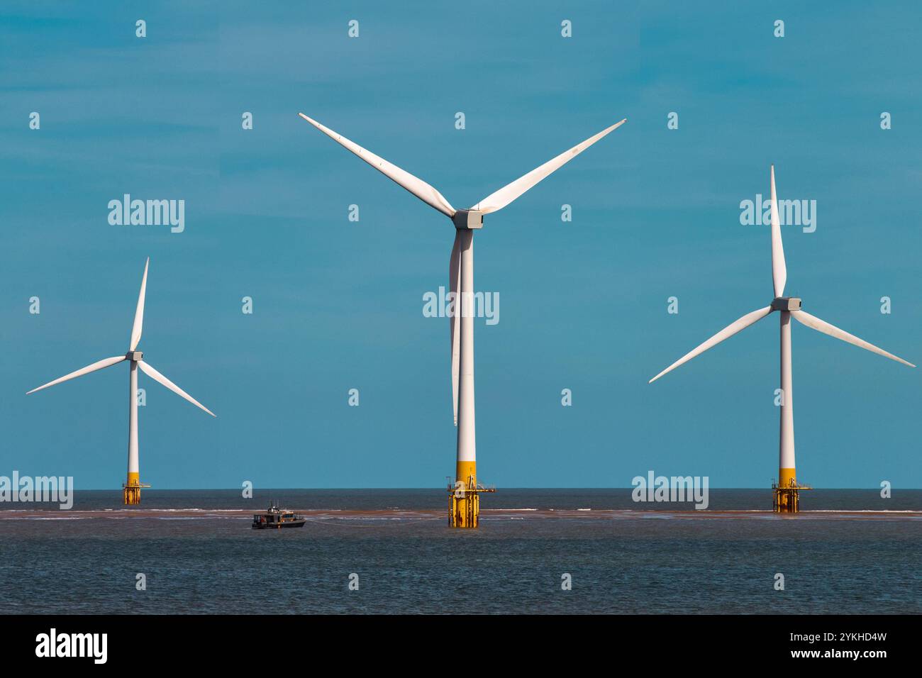 Le turbine eoliche offshore si estendono sull'oceano. Produzione di energia sostenibile, energia pulita, mulini a vento. Foto Stock