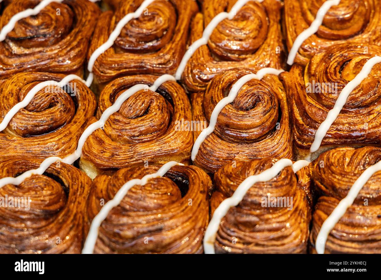 Primo piano di focaccine alla cannella (Buns from Home, Covent Garden, Londra, Inghilterra) Foto Stock