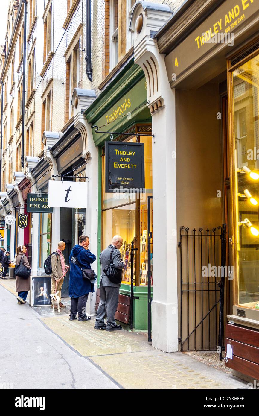 Gente che guarda libri d'antiquariato e negozi d'arte a Cecil Court, Londra, Inghilterra Foto Stock