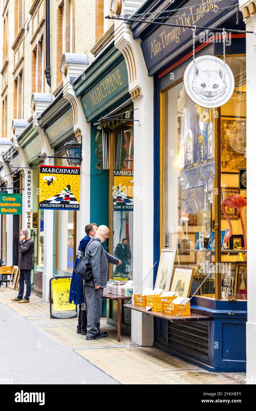 Gente che guarda libri d'antiquariato e negozi d'arte a Cecil Court, Londra, Inghilterra Foto Stock