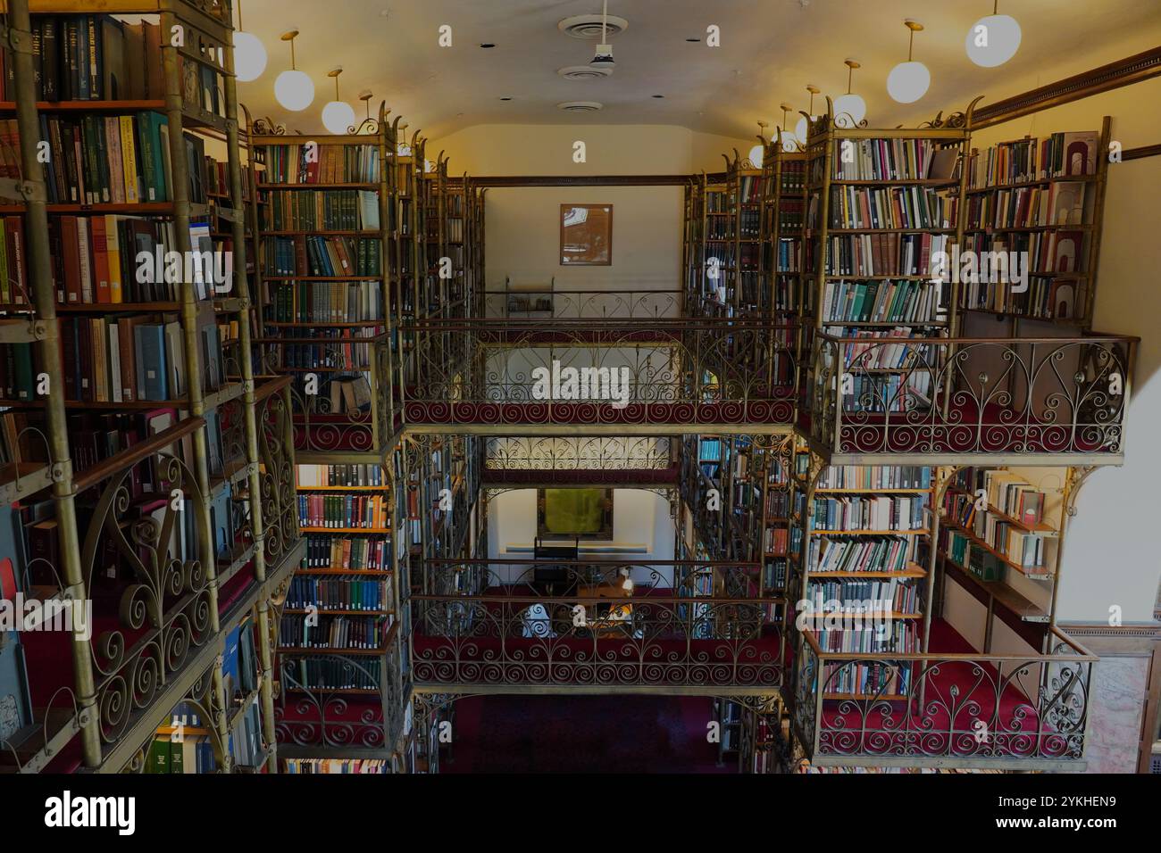 Pile di libri in un interno decorato di una biblioteca universitaria Foto Stock