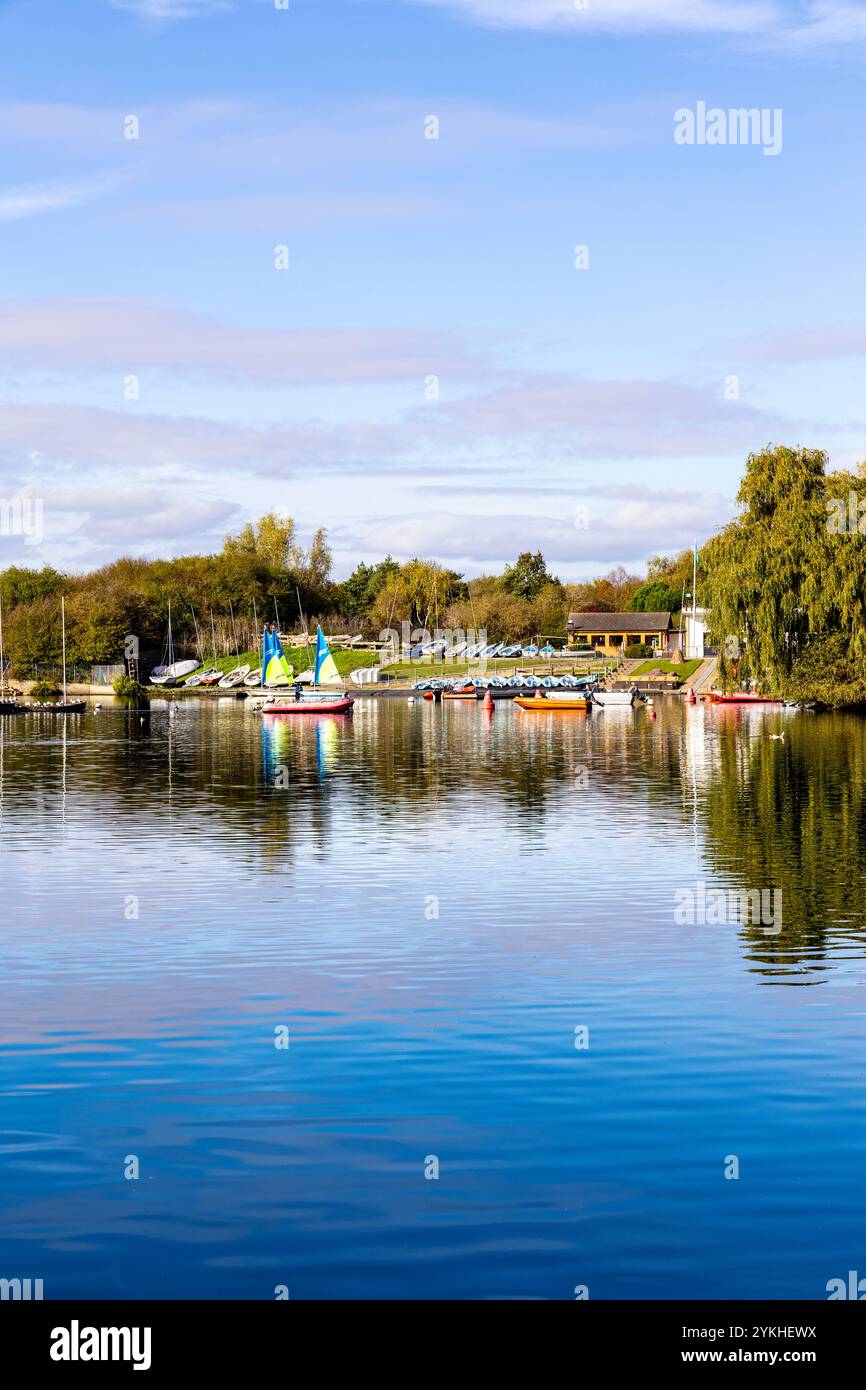 Dinghies e barche al Fairlop Outdoor Activity Centre, Fairlop Waters Country Park, Fairlop, Inghilterra Foto Stock