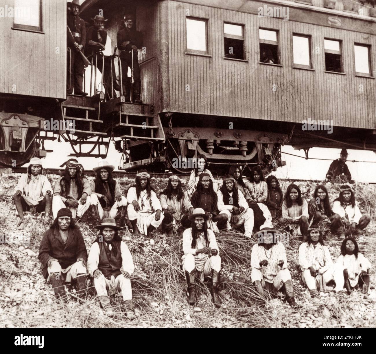 Geronimo (in prima fila, terzo da destra) e altri prigionieri indiani Apache sulla strada per la Florida in treno il 10 settembre 1886. Naiche è ritratta immediatamente alla sinistra di Geronimo. Lozen, la famosa guerriera donna, si vede in ultima fila, terza da destra, nella sua foto conosciuta. (USA) Foto Stock