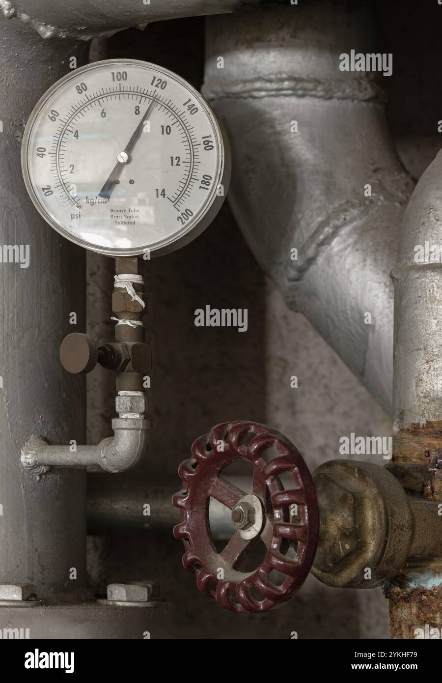 Vista del manometro dell'acqua e della vecchia valvola di controllo dell'acqua sul tubo in acciaio inossidabile nel processo dell'acqua di produzione per l'alimentazione idrica residenziale. Spazio per Foto Stock