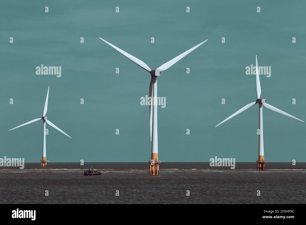 Le turbine eoliche offshore si estendono sull'oceano. Produzione di energia sostenibile, energia pulita, mulini a vento. Foto Stock