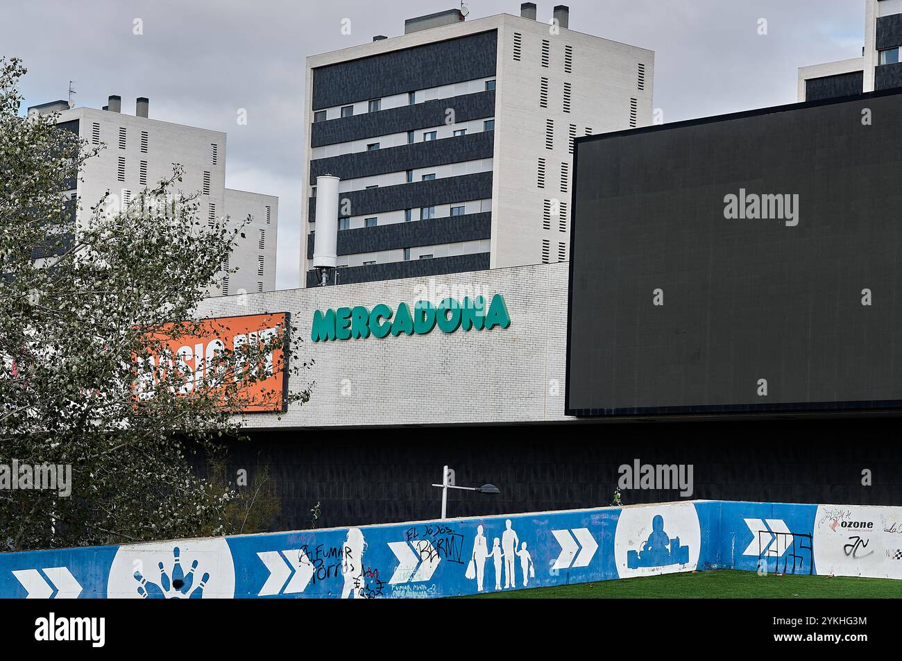 Viladecans. Spagna - 18 novembre 2024: Edificio commerciale del centro commerciale Vilamarina a Viladecans, con la sua segnaletica di spicco. La struttura viene evidenziata Foto Stock