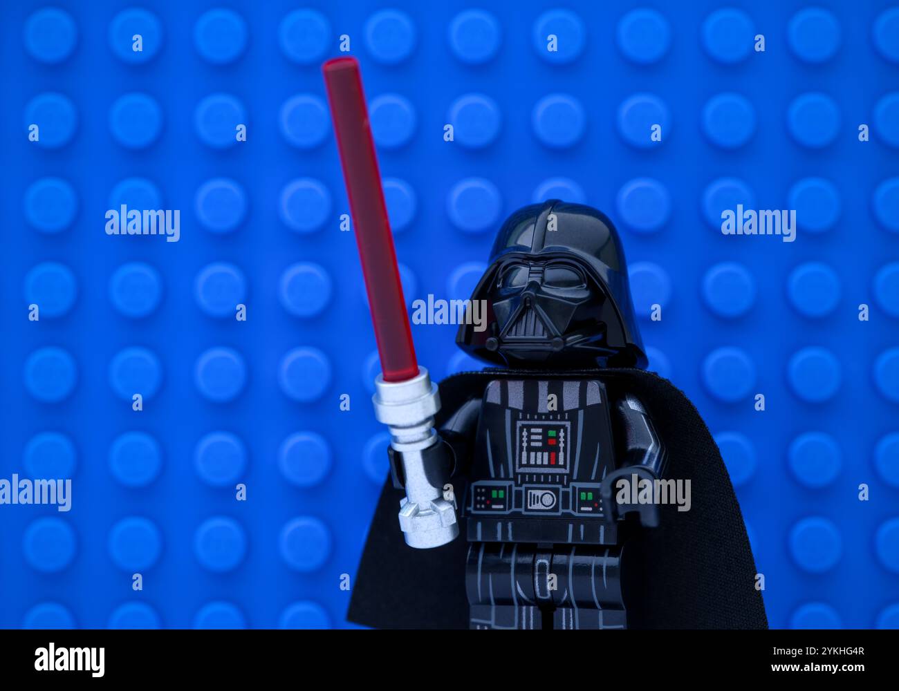 Tambov, Federazione Russa - 14 novembre 2024 Ritratto di Lego Dart Fener minifigure con spada laser su sfondo blu Foto Stock