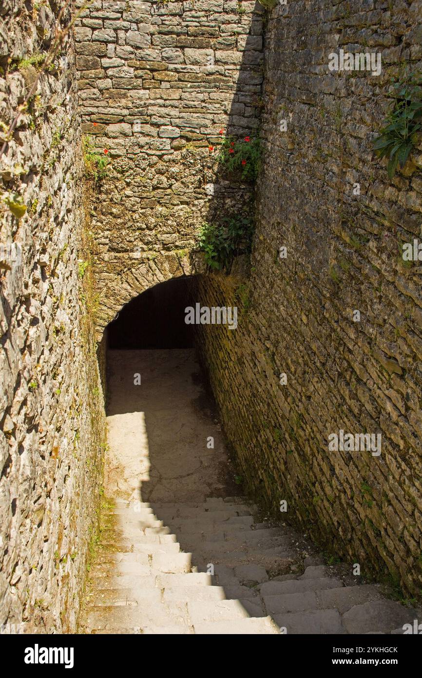 Gli scalini conducono alla prigione di epoca ottomana nel castello di Gjirokaster, nel sud dell'Albania, parte di un sito patrimonio dell'umanità dell'UNESCO. Costruito tra il XVIII e il XIX secolo Foto Stock