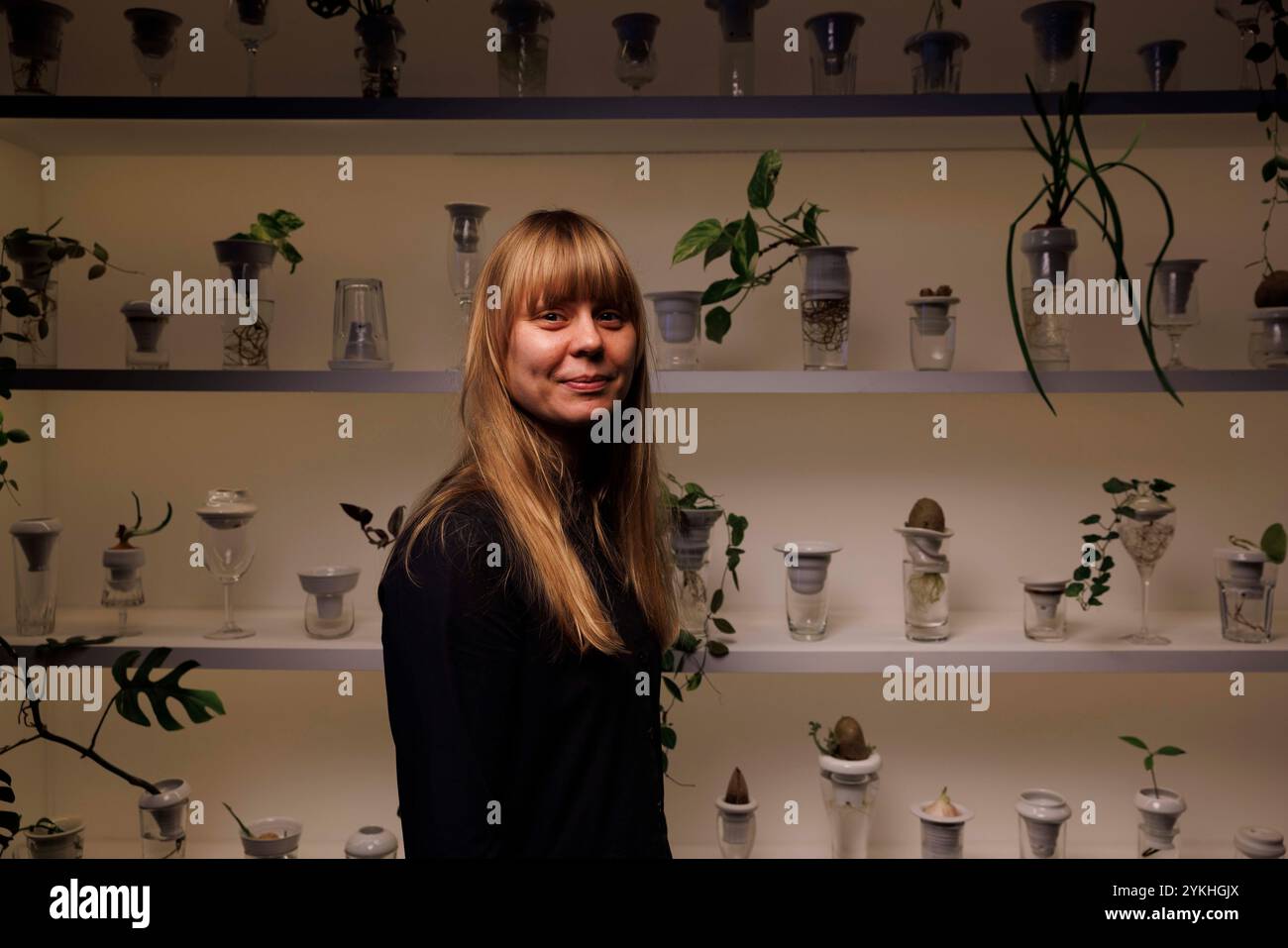 SOLO l'artista polacca Alicja Patanowska, con il suo lavoro PLANTATION, la prima installazione artistica nel nuovo Urban Farmer Project nella City di Londra. Data foto: Lunedì 18 novembre 2024. Supporti PA. Un progetto di iniziativa congiunta di Fleet Street Quarter BID, Landsec, e London Community Kitchen, che utilizza cibo in eccesso per sfamare le persone e per sviluppare le competenze nella comunità. Il lancio ha incluso il debutto di PLANTATION, un'installazione che esplora la crescita di piante idroponiche dell'artista polacca Alicja Patanowska, realizzata con pezzi di porcellana lavorati a mano e bicchieri con upcycled. Credito fotografico: Foto Stock
