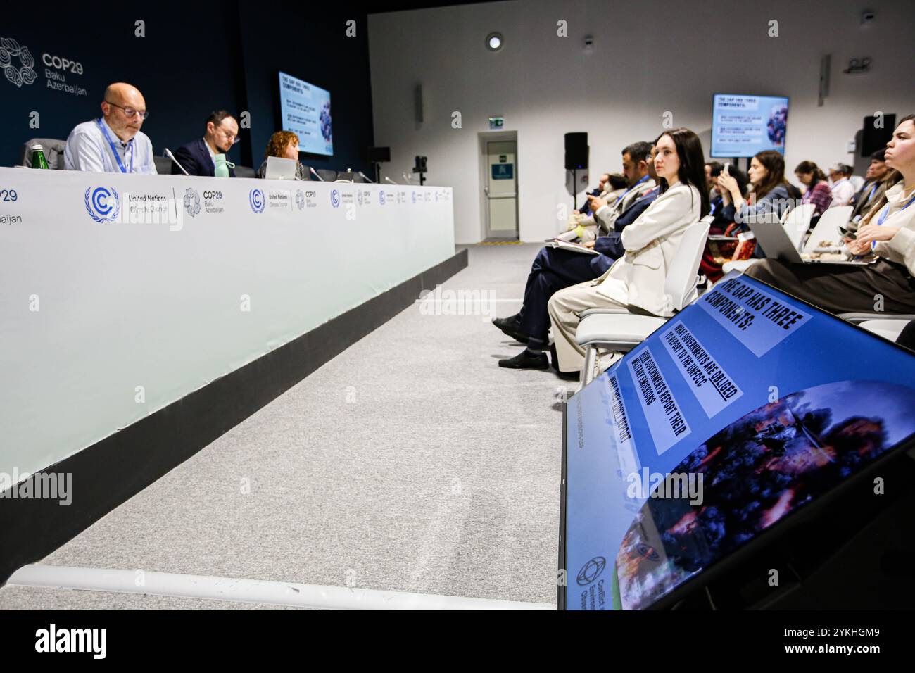 Baku, Azerbaigian, Azerbaigian. 18 novembre 2024. Evento collaterale - Ucraina, ZOI, ONG "Ecoaction": Misurare gli impatti climatici attraverso il ciclo dei conflitti armati al COP29 ospitato nello stadio olimpico di Baku nella capitale dell'Azerbaigian. Coniato quest'anno come COP finanziario, si assiste a un crescente disagio in quanto la divisione di opinioni, la crescente preoccupazione per l'efficacia dell'evento, le guerre globali e le elezioni globali, questa mattina si è svolta una nuova svolta, in quanto il Presidente Biden ha confermato anche il sostegno all'Ucraina per il lancio di missili a lunga distanza in Russia. (Immagine di credito: © Bianca Otero/ZUMA Pre Foto Stock