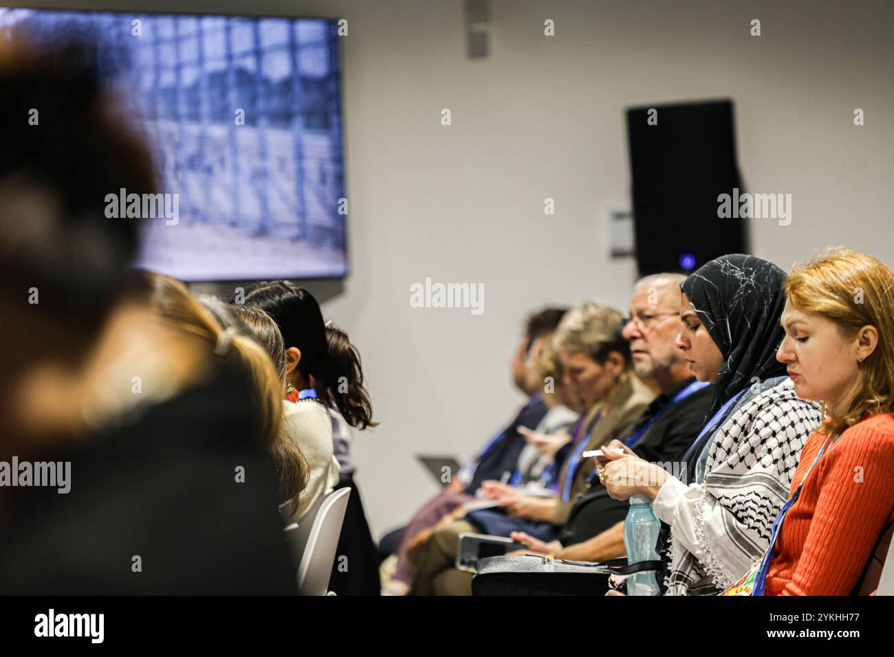Baku, Azerbaigian, Azerbaigian. 18 novembre 2024. Immagine di un soldato israeliano del distretto confinante di Gaza in un evento collaterale - Ucraina, ZOI, ONG "Ecoaction": Misurazione degli impatti climatici nel ciclo dei conflitti armati al COP29 ospitato nello stadio olimpico di Baku nella capitale dell'Azerbaigian. Coniato quest'anno come COP finanziario, si assiste a un crescente disagio in quanto la divisione di opinioni, la crescente preoccupazione per l'efficacia dell'evento, le guerre globali e le elezioni globali, si è svolta una nuova svolta, questa mattina, in quanto il Presidente Biden ha confermato anche il sostegno all'Ucraina per il lancio di mancate a lunga distanza Foto Stock