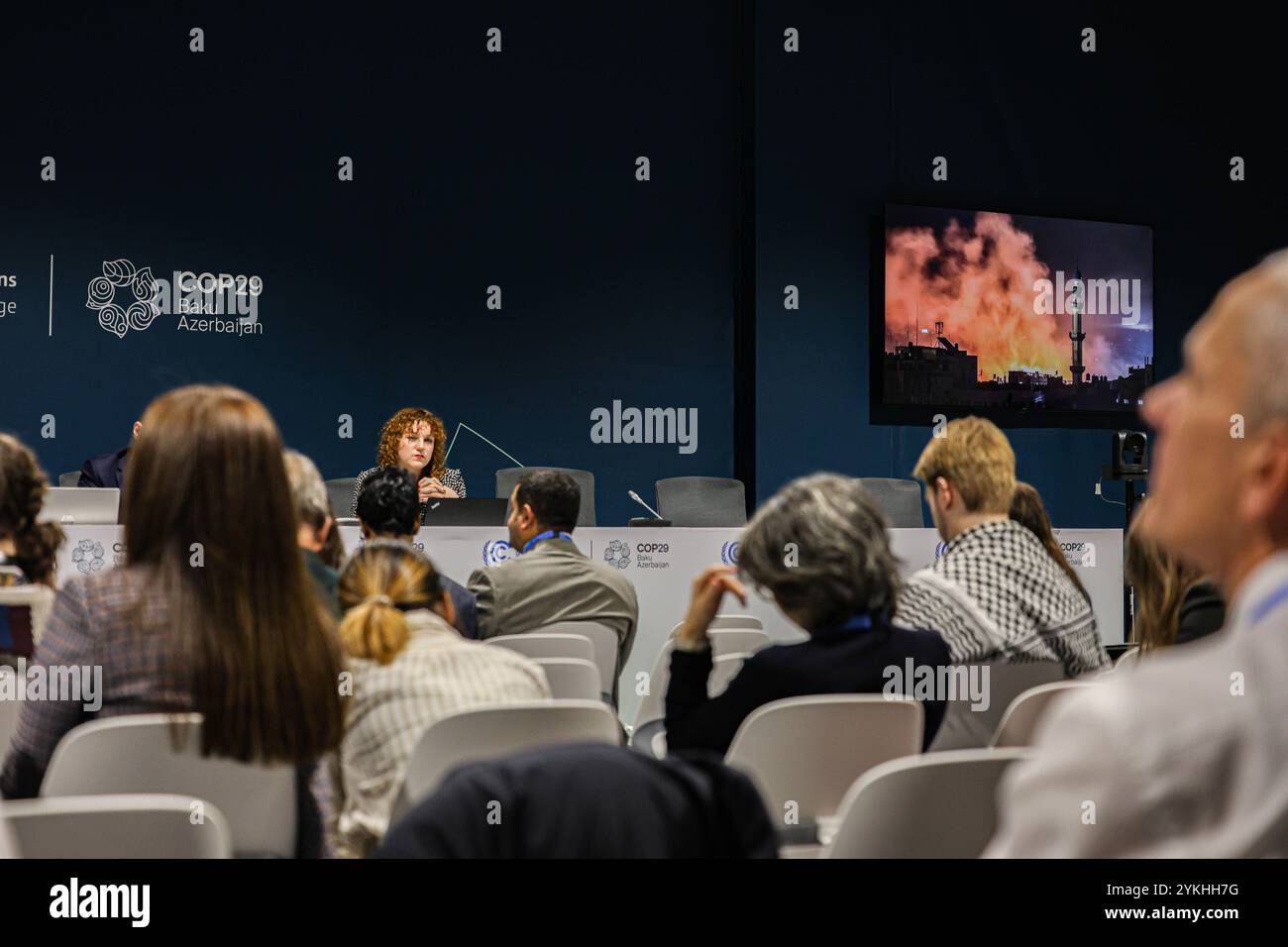Baku, Azerbaigian, Azerbaigian. 18 novembre 2024. Fiamme su uno schermo in un evento collaterale - Ucraina, ZOI, ONG ''Ecoaction'': Misurare gli impatti climatici nel ciclo dei conflitti armati alla COP29, ospitato nello Stadio Olimpico di Baku nella capitale dell'Azerbaigian. Coniato quest'anno come COP finanziario, si assiste a un crescente disagio in quanto la divisione di opinioni, la crescente preoccupazione per l'efficacia dell'evento, le guerre globali e le elezioni globali, questa mattina si è svolta una nuova svolta, in quanto il Presidente Biden ha confermato anche il sostegno all'Ucraina per il lancio di missili a lunga distanza in Russia. (Immagine credito: Foto Stock