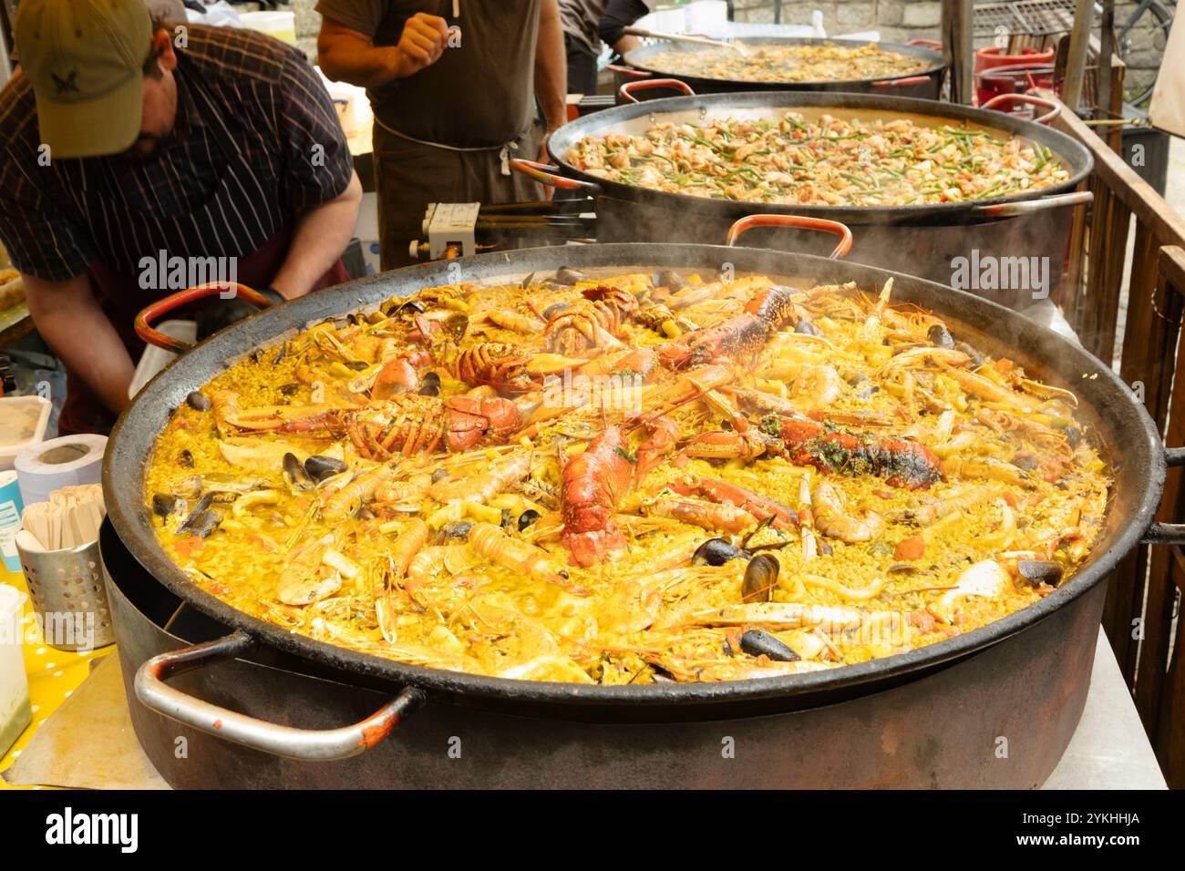Grande paella di pesce preparata dagli chef in uno Street food Market di Edimburgo, Scozia Foto Stock
