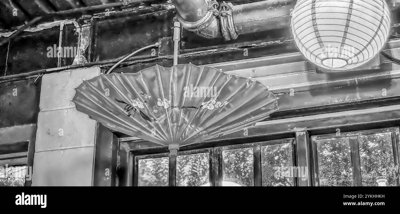 Un ombrello cinese appeso a soffitto in un ristorante (bianco e nero) Foto Stock