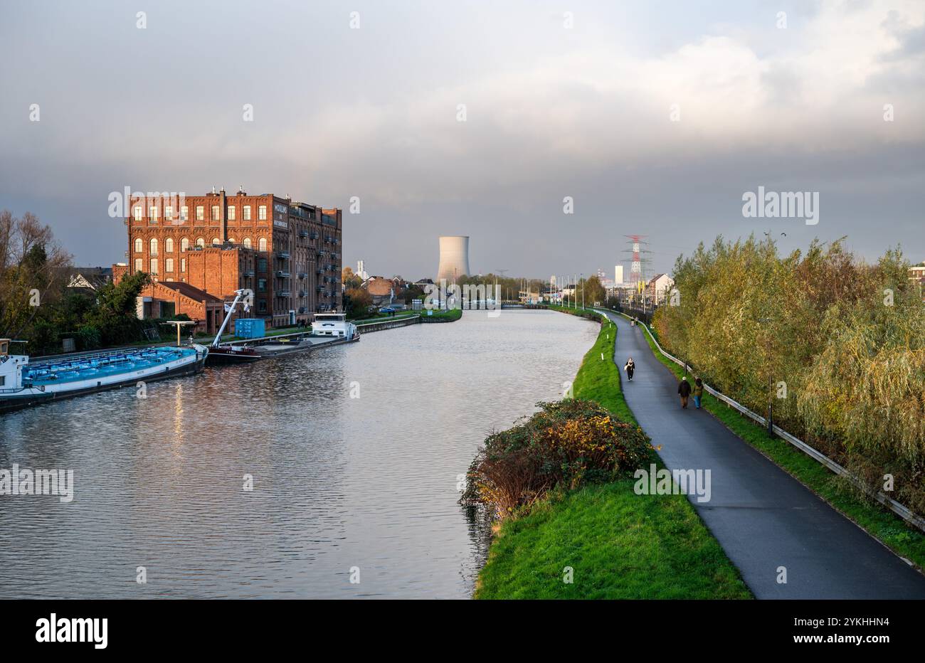Barca e paesaggio autunnale che si riflettono nel canale, vista sul ponte di Lot, Beersel, Brabante fiammingo, Belgio, 11 novembre, 2024 Foto Stock