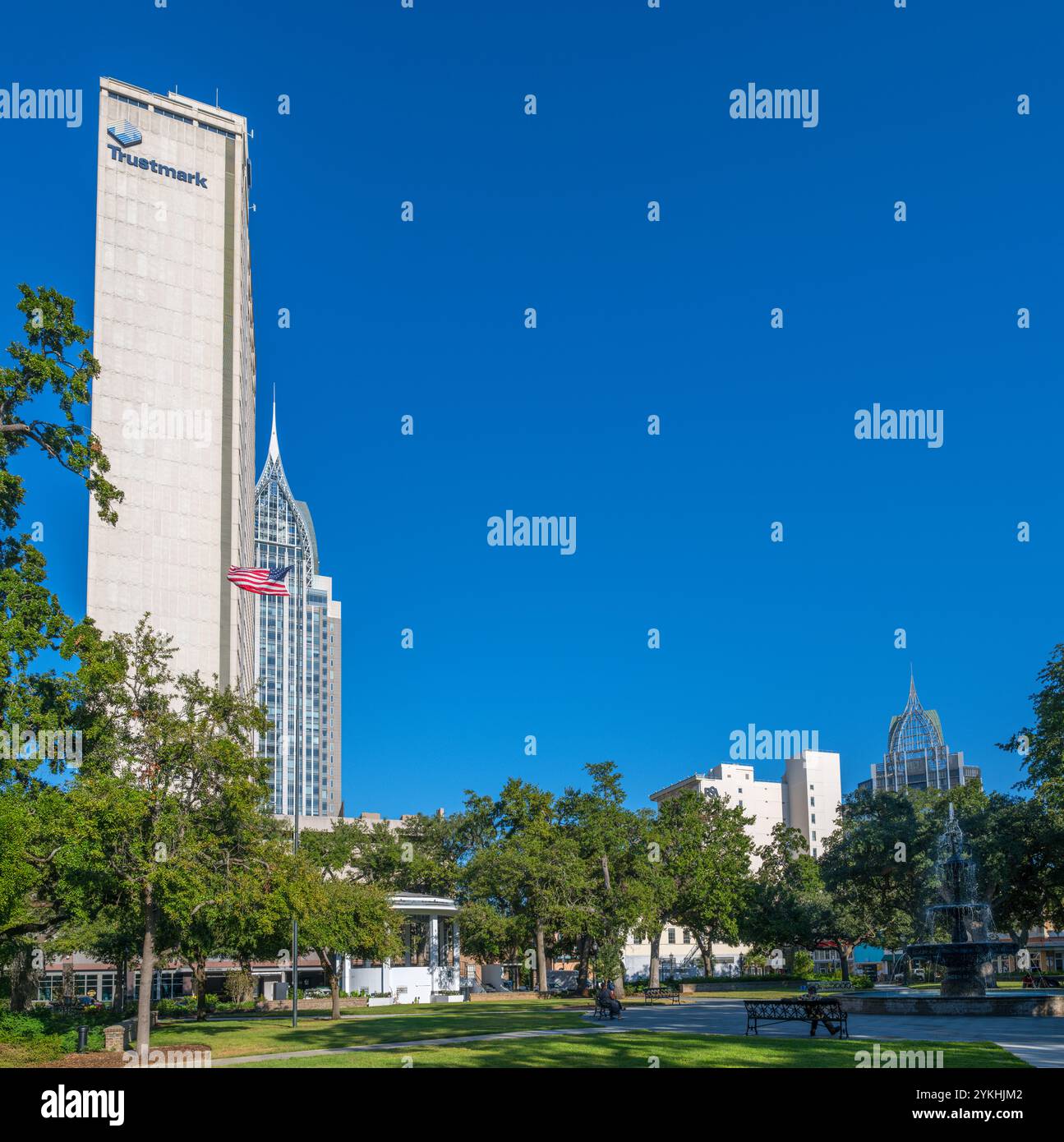 Lo skyline della città da Bienville Square, un parco nel centro di Mobile, Alabama, Stati Uniti Foto Stock