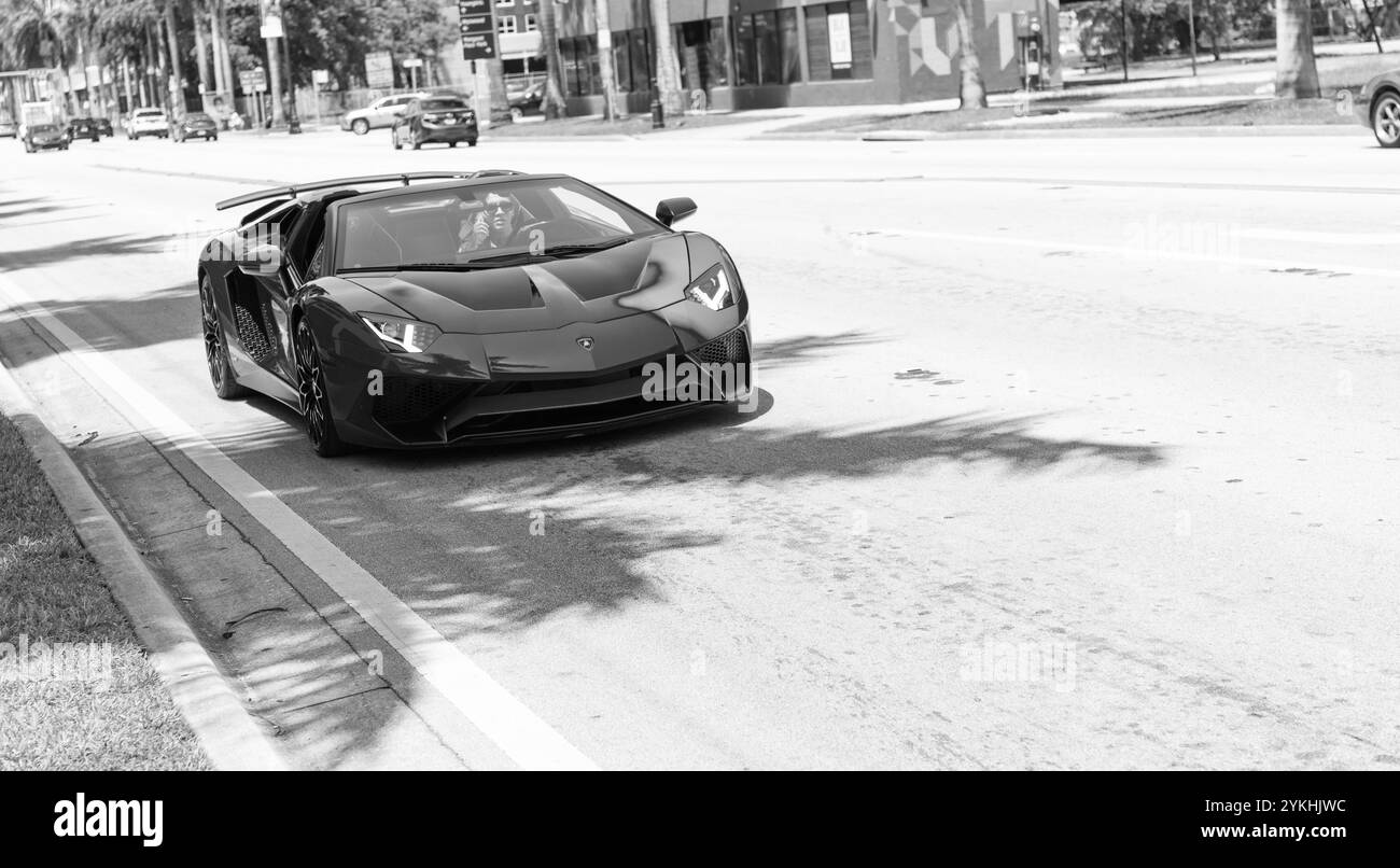 Miami Beach, Florida USA - 15 aprile 2021: Red Lamborghini Aventador LP 750-4 SV, vista frontale Foto Stock
