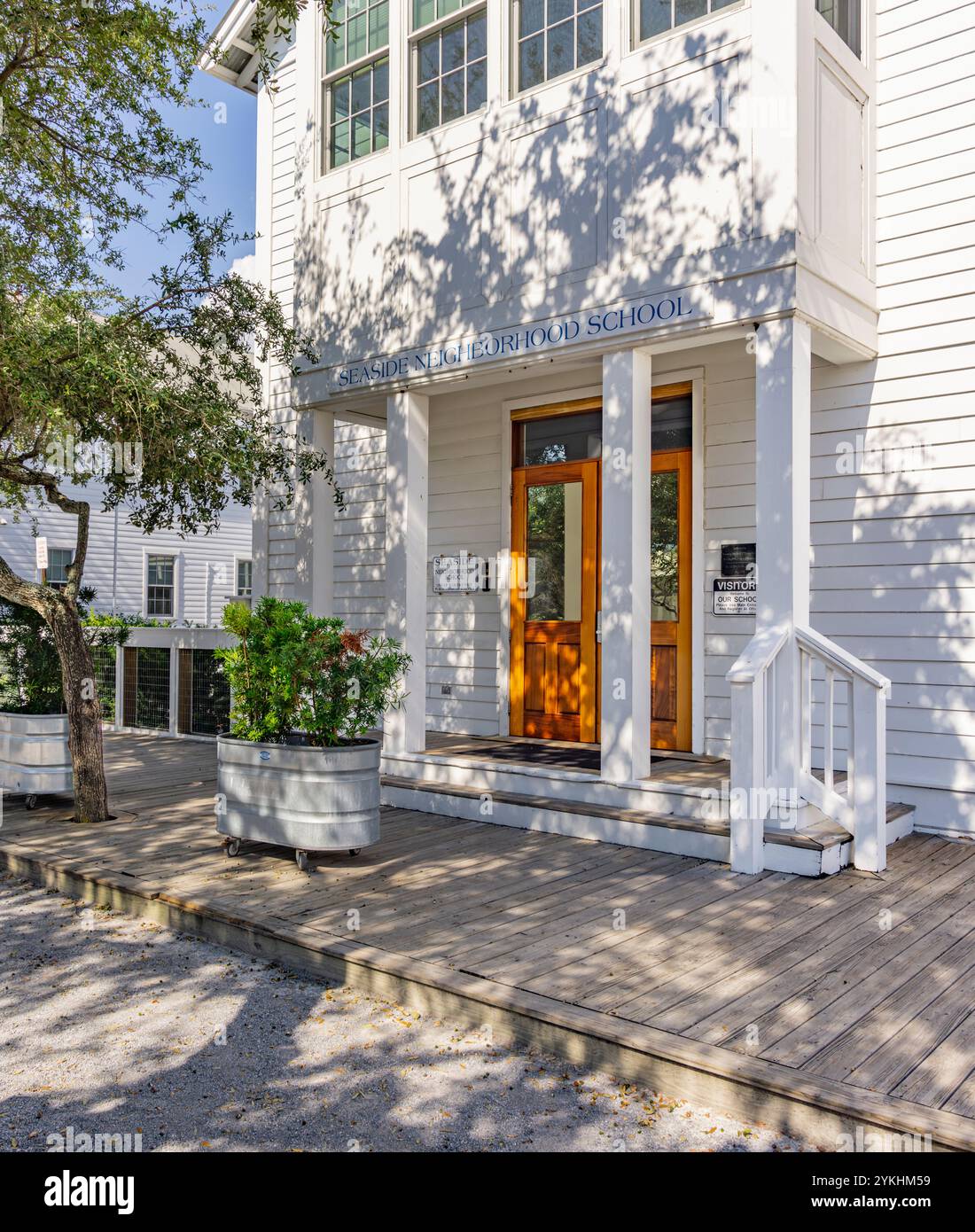di fronte alla scuola di quartiere sul mare Foto Stock