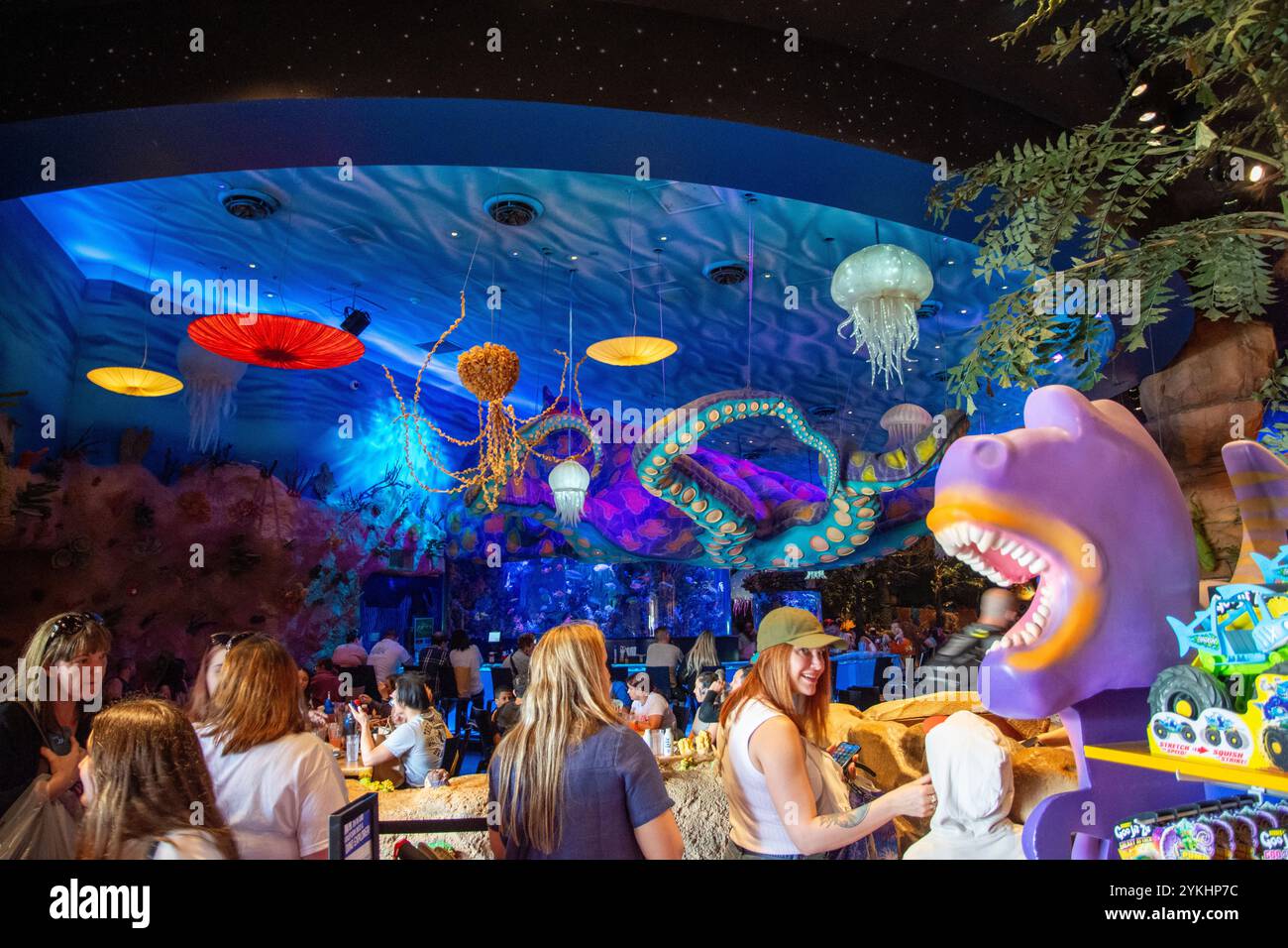 Un ristorante con luci blu e creature marine appese al soffitto a Disney Springs, Orlando, Florida. Foto Stock