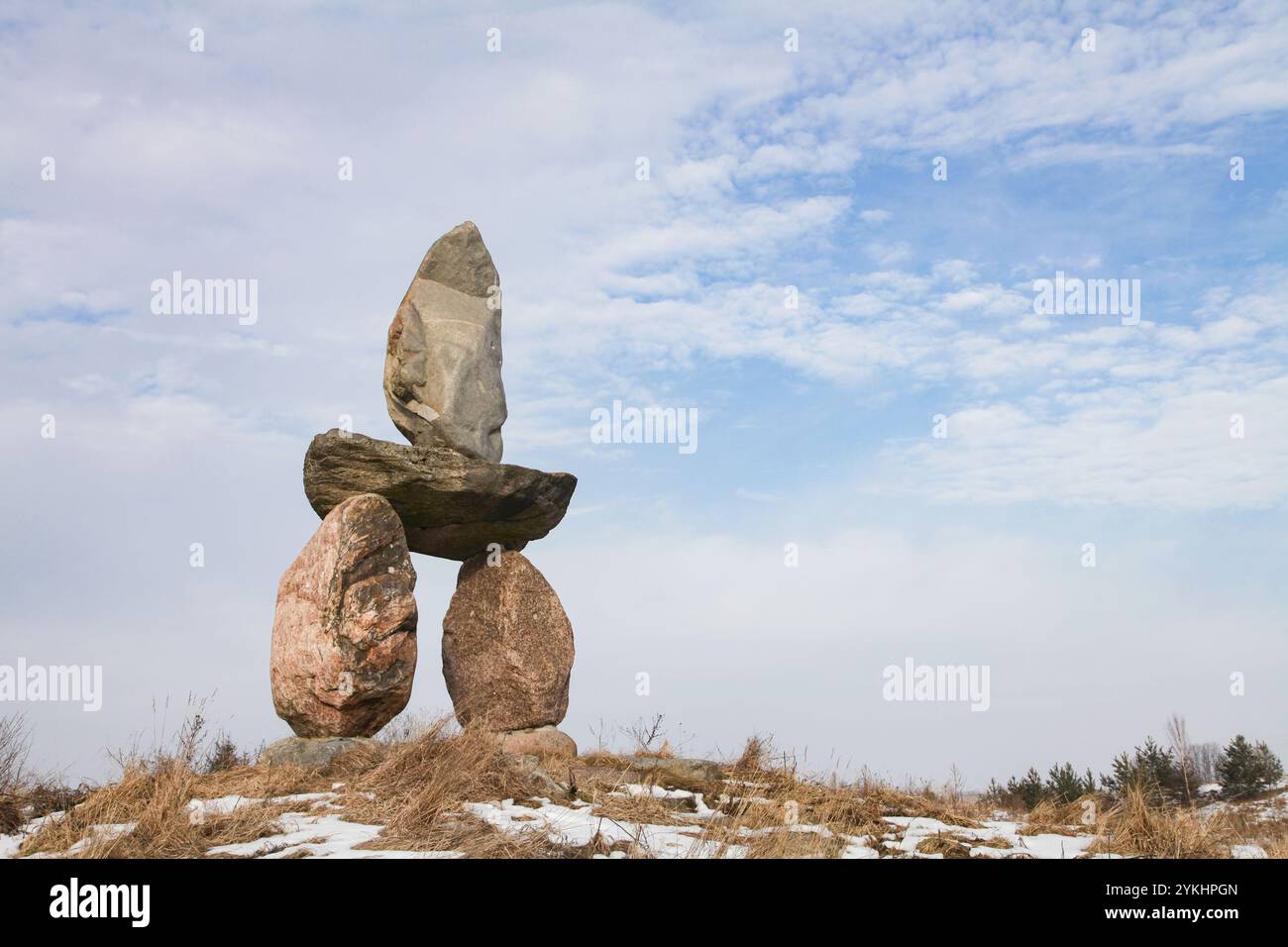 Trakai, Lituania - 03-03-2017 - insolita scultura mistica in pietra simile a stonehenge su una collina a trakai Foto Stock