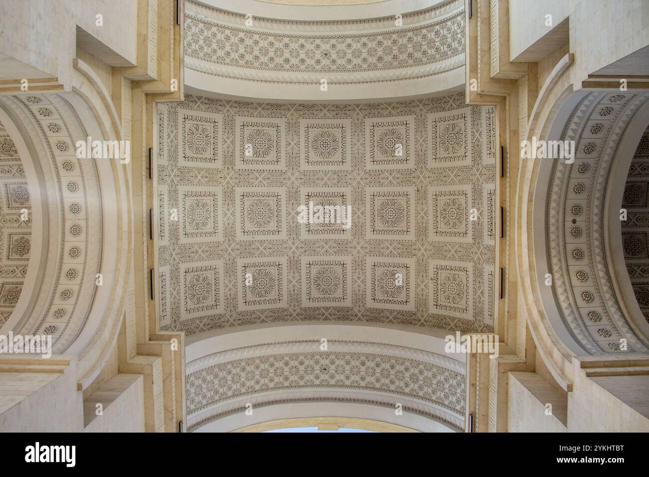 Un intricato soffitto architettonico con motivi geometrici che fondono arte e struttura, perfetto per gli appassionati di design. Foto Stock