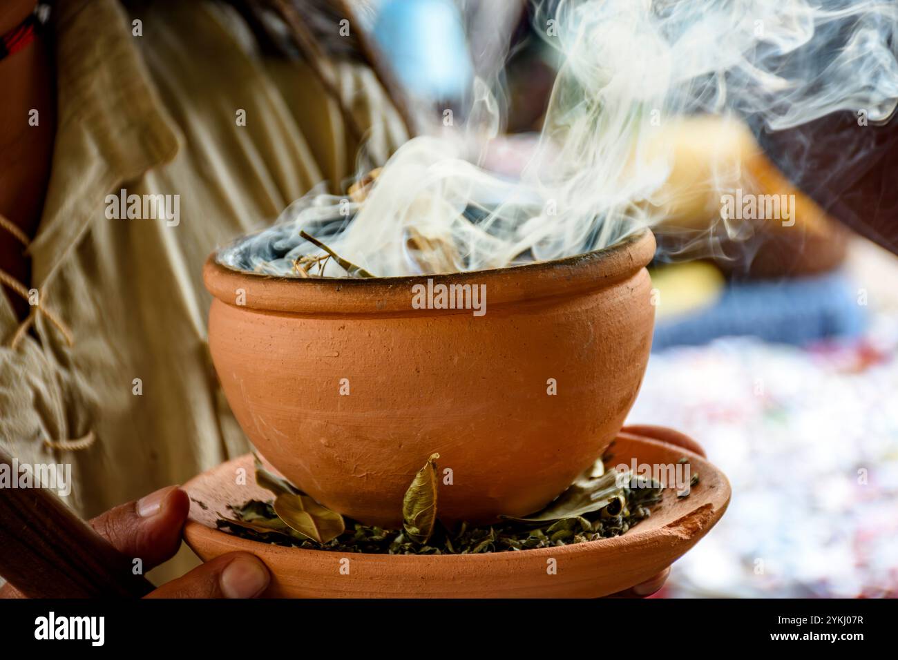 Erbe aromatiche che bruciano da una pentola di argilla durante la cerimonia di fumo di Umbanda in Brasile Foto Stock