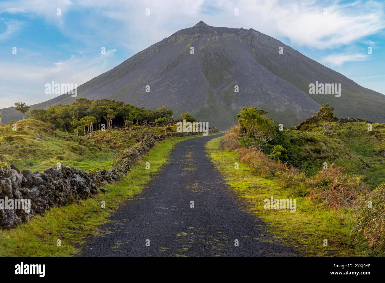 Un viaggio su strada lungo la strada rettilinea più lunga del Portogallo con vista sul monte Pico e sulla catena montuosa delle Azzorre. Foto Stock