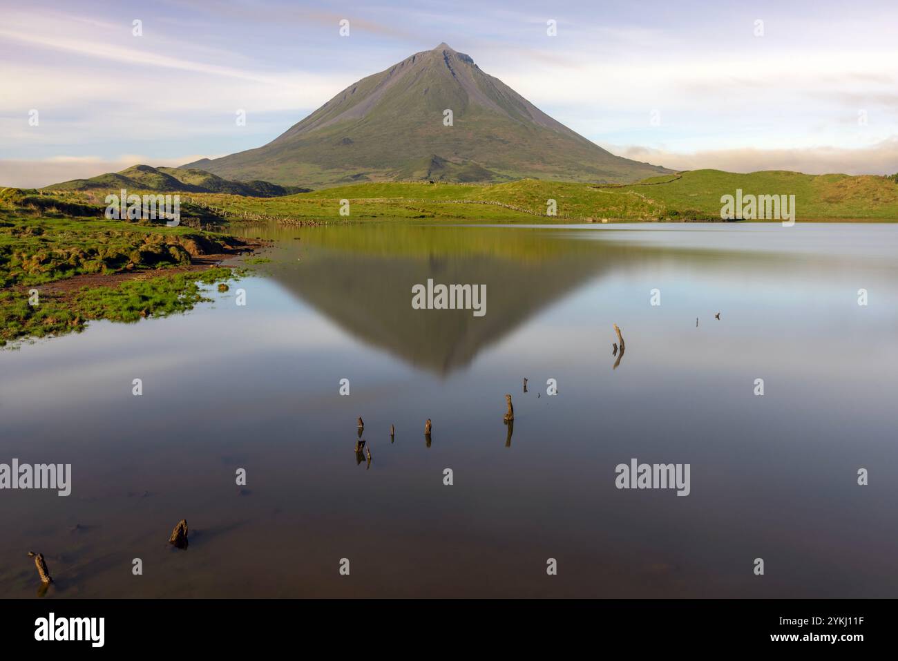 Lagoa do Capitão è una laguna con vista sul monte Pico, situata sull'isola Azorea di Pico, São Roque do Pico. Foto Stock