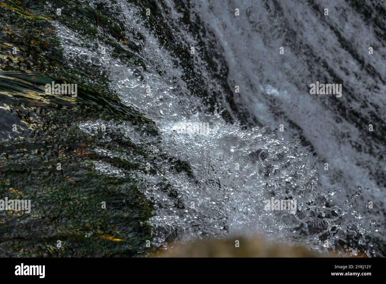 Alto livello dell'acqua sul fiume Vistola, acqua che cade dalla cascata Foto Stock