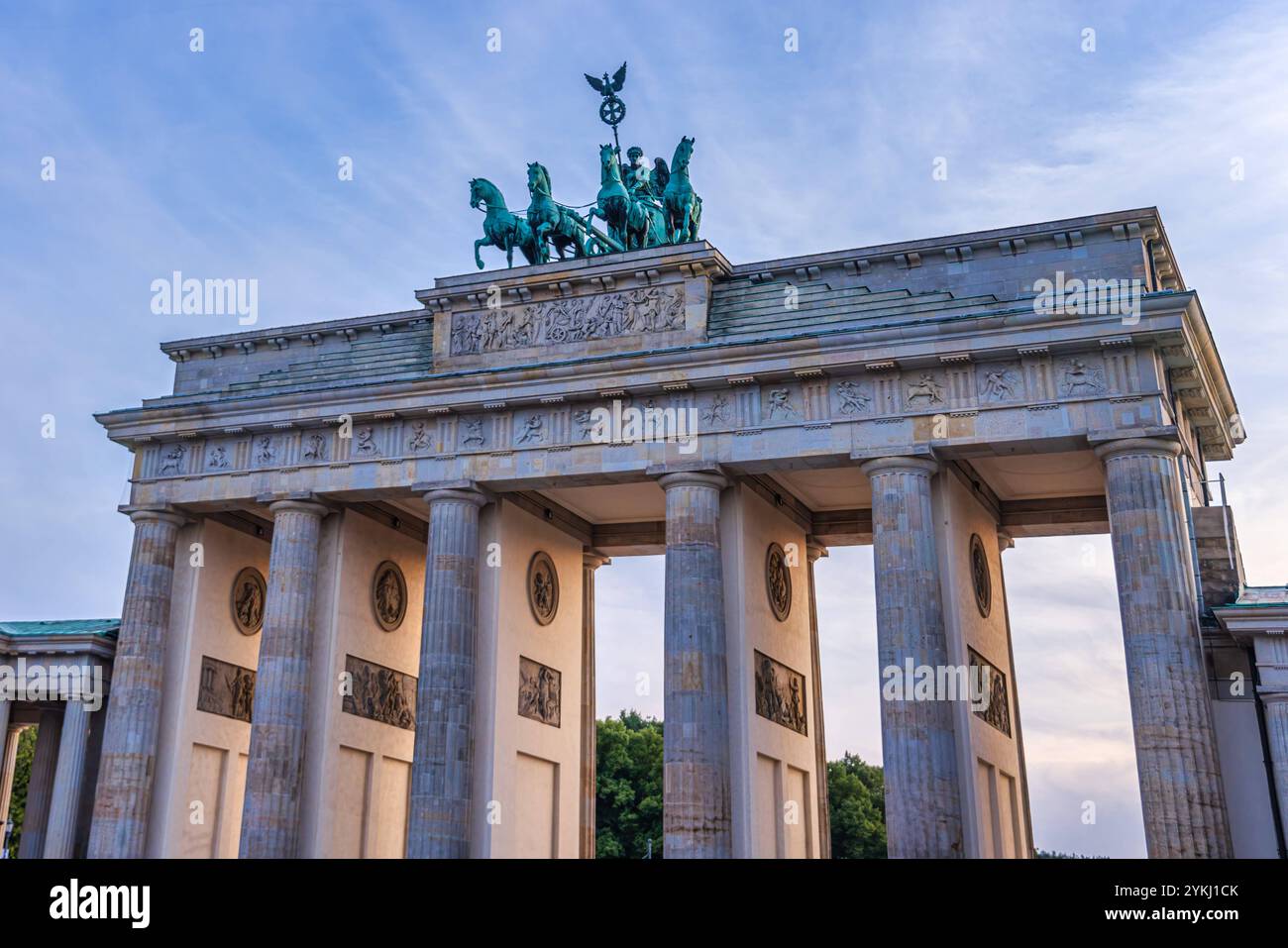 Brandenburger Tor o porta di Brandeburgo con turisti da Unter den Linden Brandenburger Tor porta di Brandeburgo a Berlino Germania di notte. Berlino, tedesco Foto Stock
