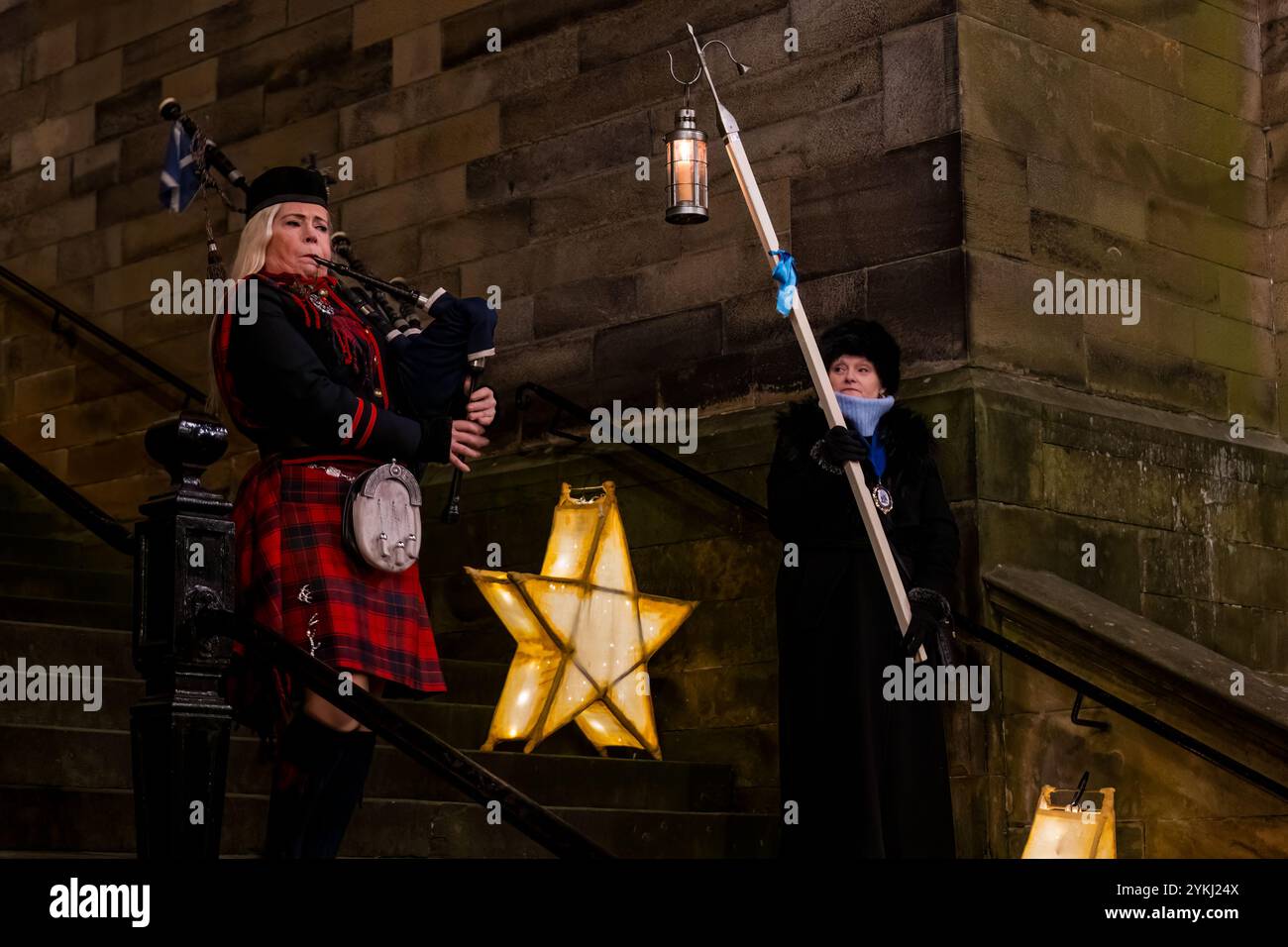 Edimburgo, Scozia, Regno Unito, 18 novembre 2024. Accensione delle luci dell'albero di Natale: Una processione guidata da Piper Louise Marshall alla sala dell'Assemblea. Crediti: Sally Anderson/Alamy Live News Foto Stock