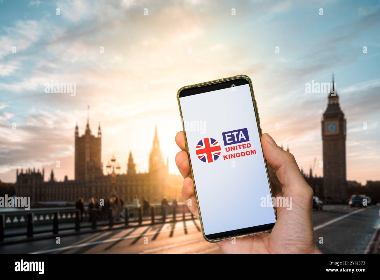 Smartphone a mano con l'app ETA del Regno Unito a Londra. Composizione digitale Foto Stock