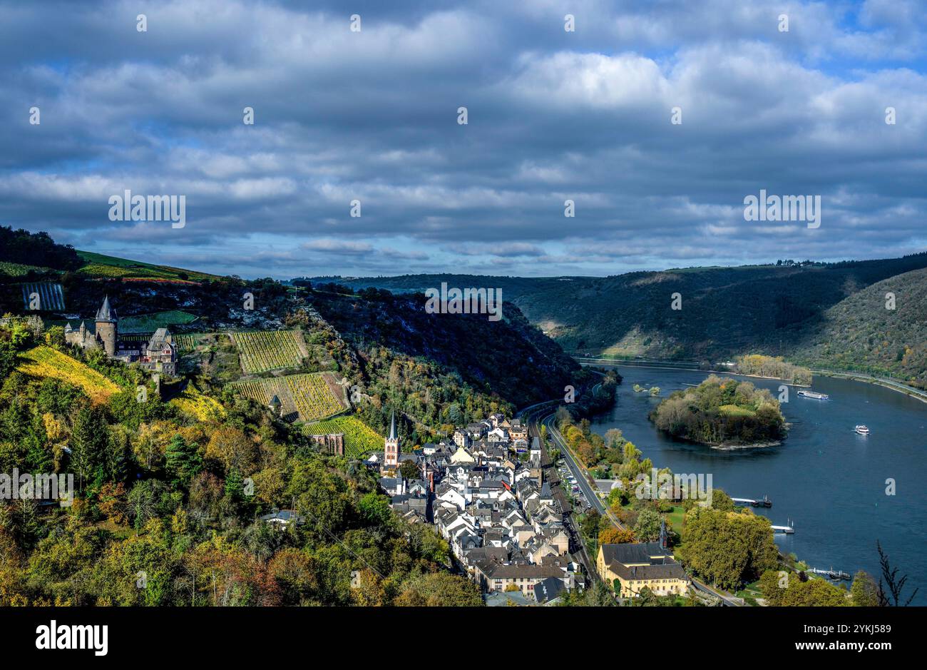 Altstadt von Bacharach im Herbst mit Burg Stahleck, Weinbergen, Rheininsel Bacharacher Werth und Ausflugsschiffen, Oberes Mittelrheintal, Rheinland-PF Foto Stock