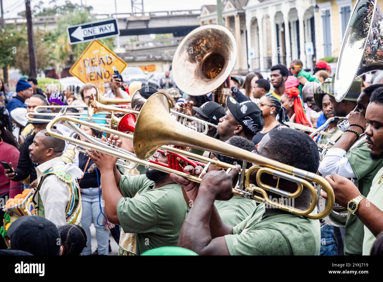 Una parata della seconda linea che si muove per le strade del quartiere Treme a New Orleans, Louisiana. Foto Stock