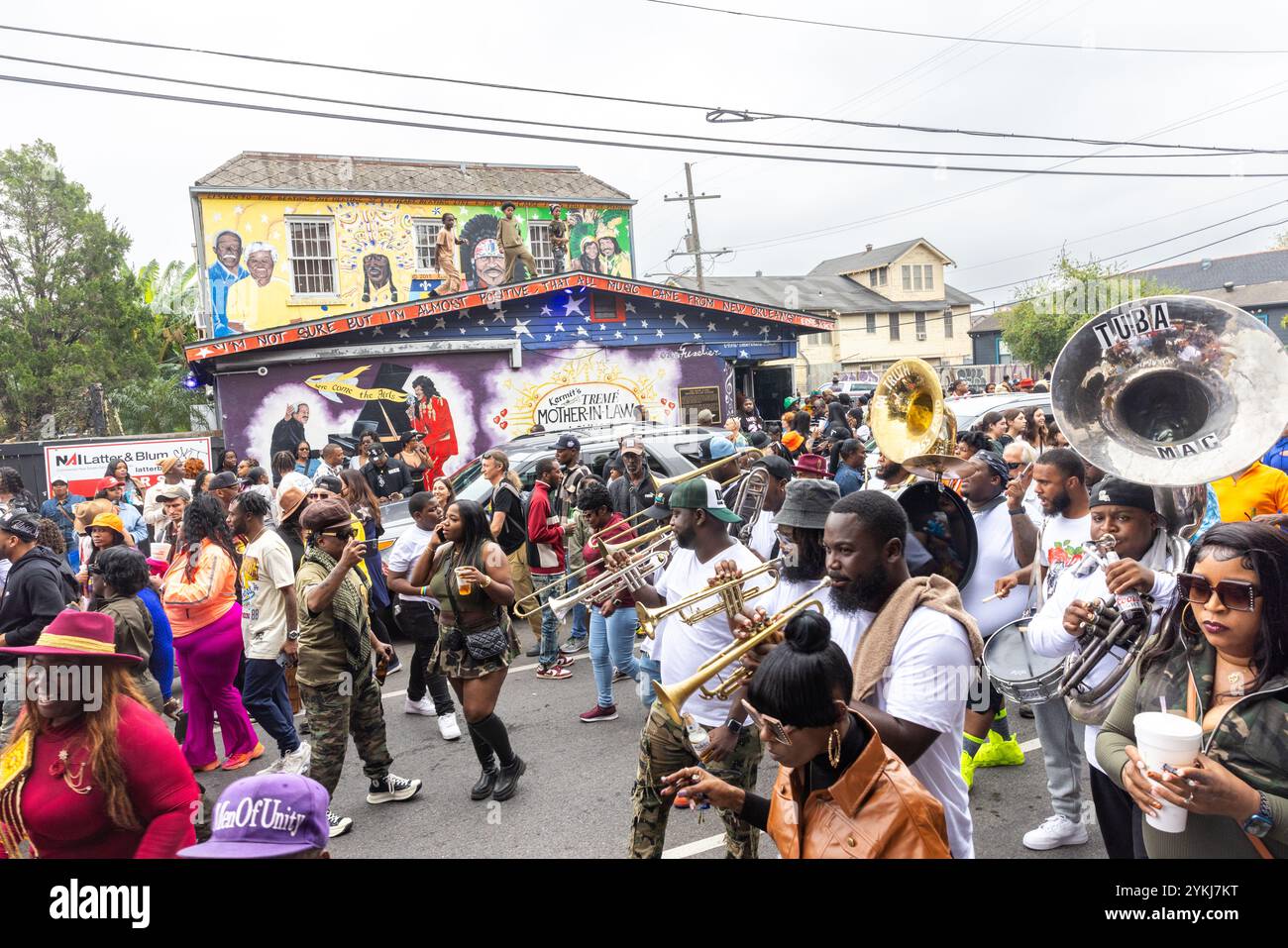 Una parata della seconda linea che si muove per le strade del quartiere di Treme, passando dalla Mother-in-Law Lounge di Kermit Ruffin a New Orleans, Louisiana. Foto Stock