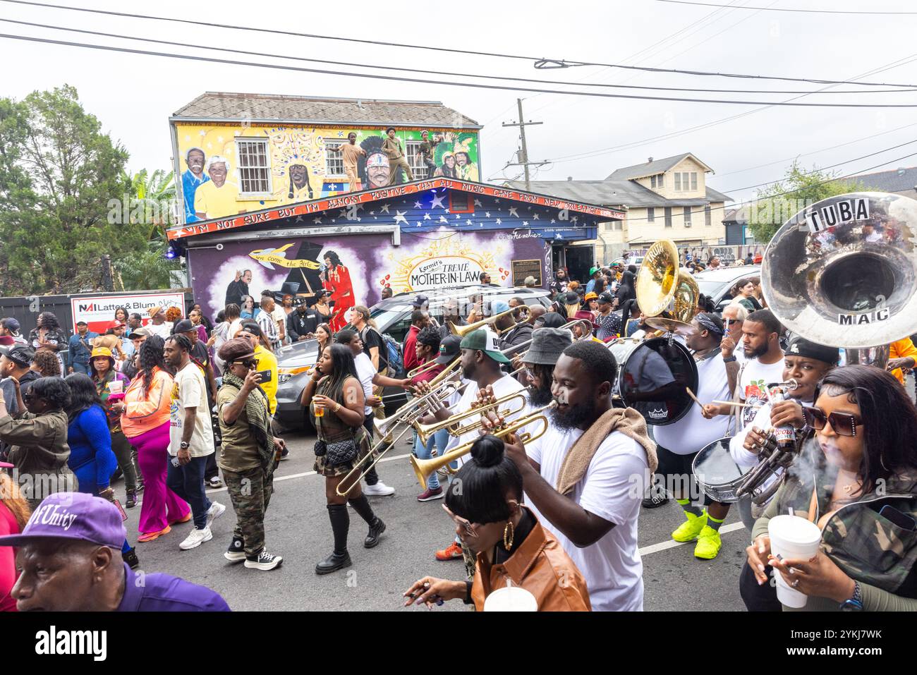 Una parata della seconda linea che si muove per le strade del quartiere di Treme, passando dalla Mother-in-Law Lounge di Kermit Ruffin a New Orleans, Louisiana. Foto Stock