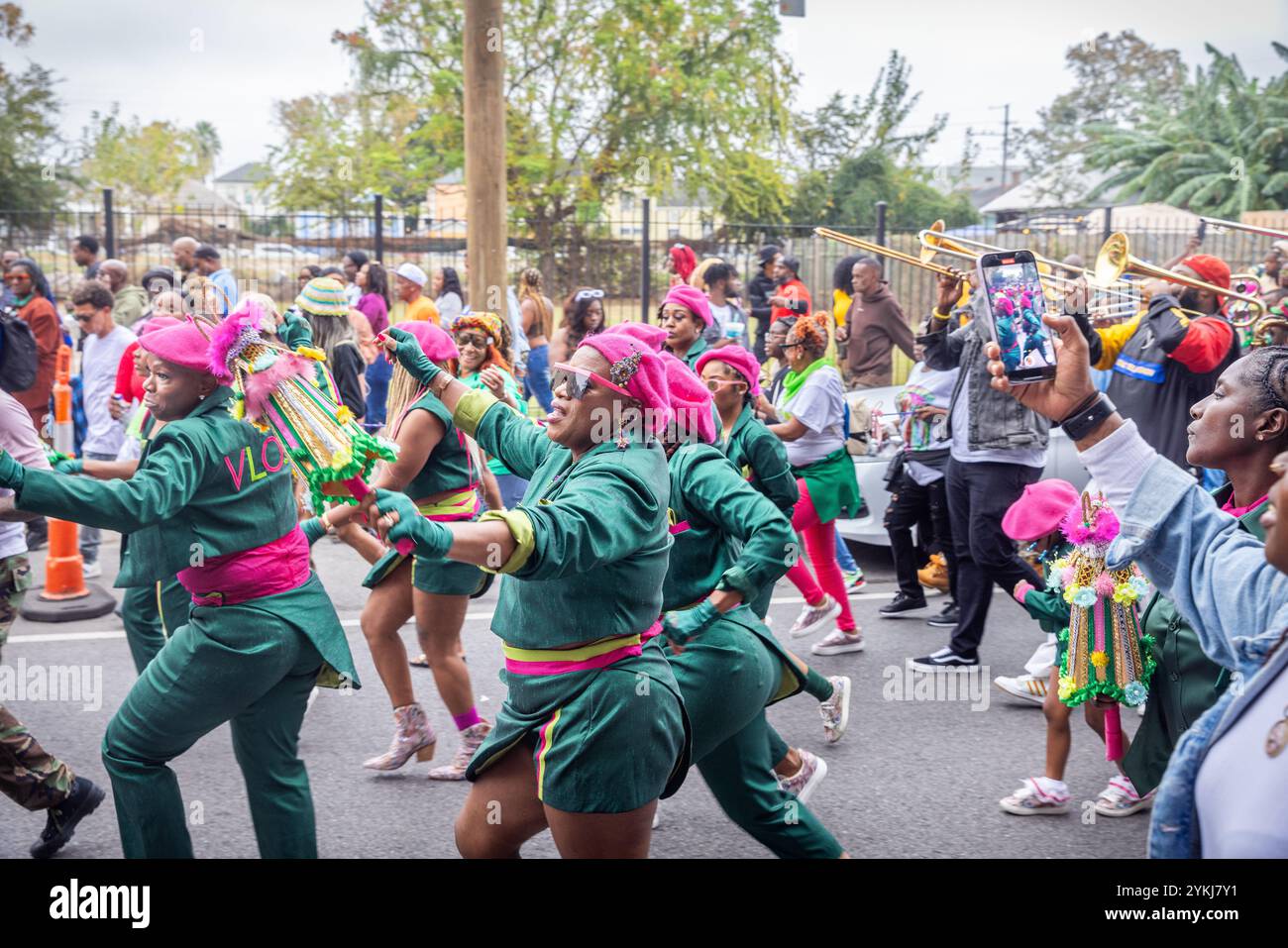 Un gruppo della comunità di aiuto sociale e piacere che balla in Second Line sfilando per le strade del quartiere di Treme a New Orleans, Louisiana Foto Stock