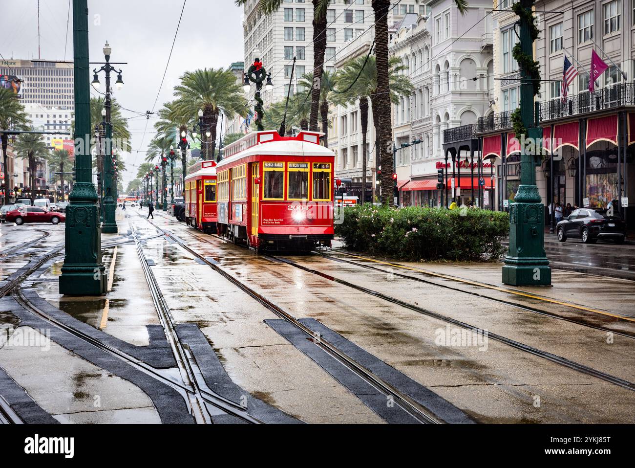Vista delle auto di strada e degli edifici lungo Canal Street tra St Royal e Bourbon Street. Foto Stock