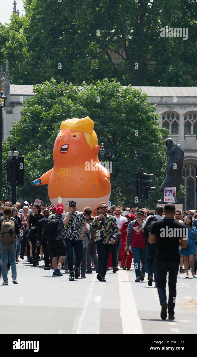 Londra, Regno Unito. 13 luglio 2018. Il blimp arancione Baby Trump è stato sfilato intorno a Parliament Square, Londra, Regno Unito, alla manifestazione di protesta #BringTheNoise Women's March Anti Donald Trump. Foto Stock