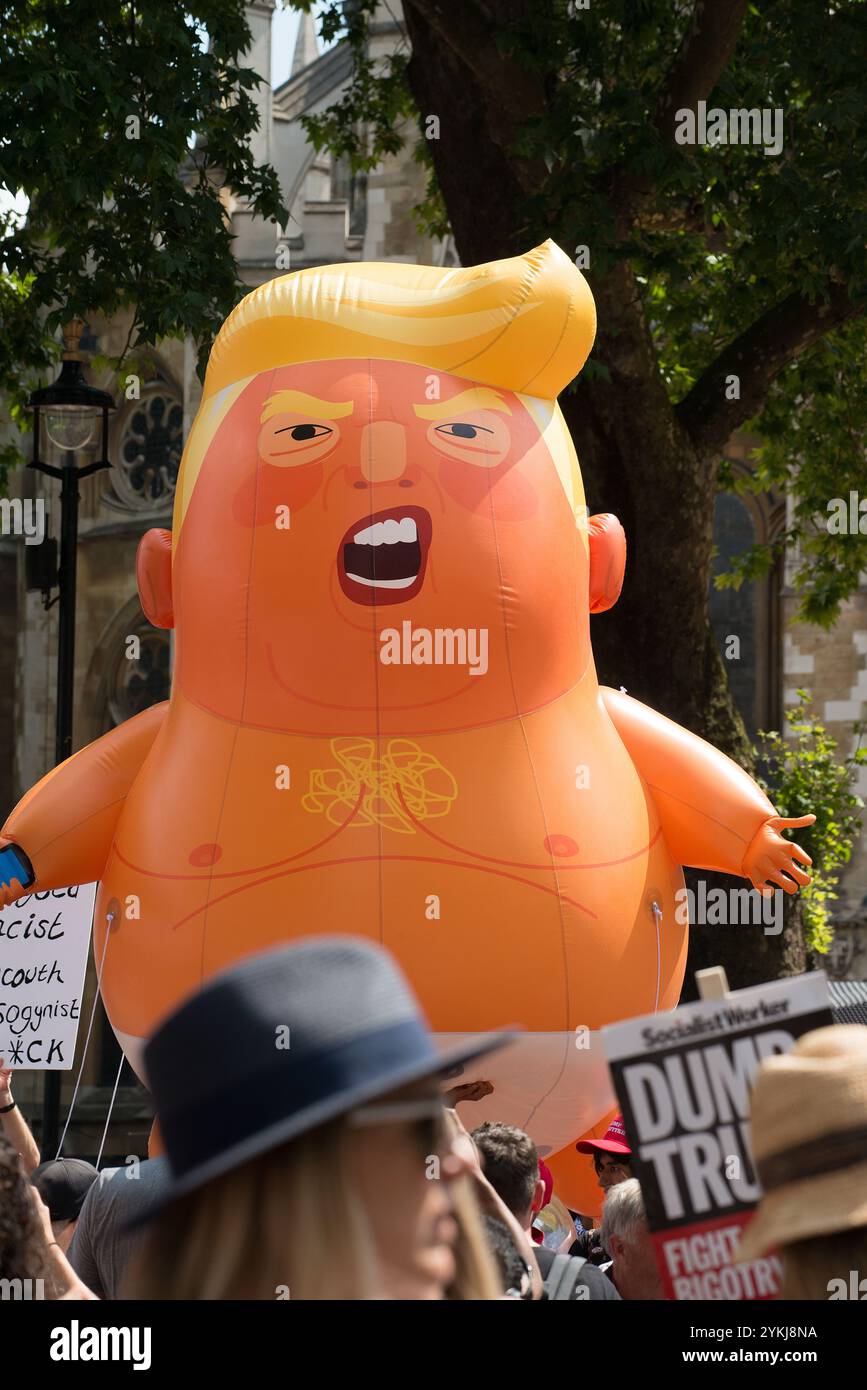 Londra, Regno Unito. 13 luglio 2018. Il blimp arancione Baby Trump è stato sfilato intorno a Parliament Square, Londra, Regno Unito, alla manifestazione di protesta #BringTheNoise Women's March Anti Donald Trump. Foto Stock