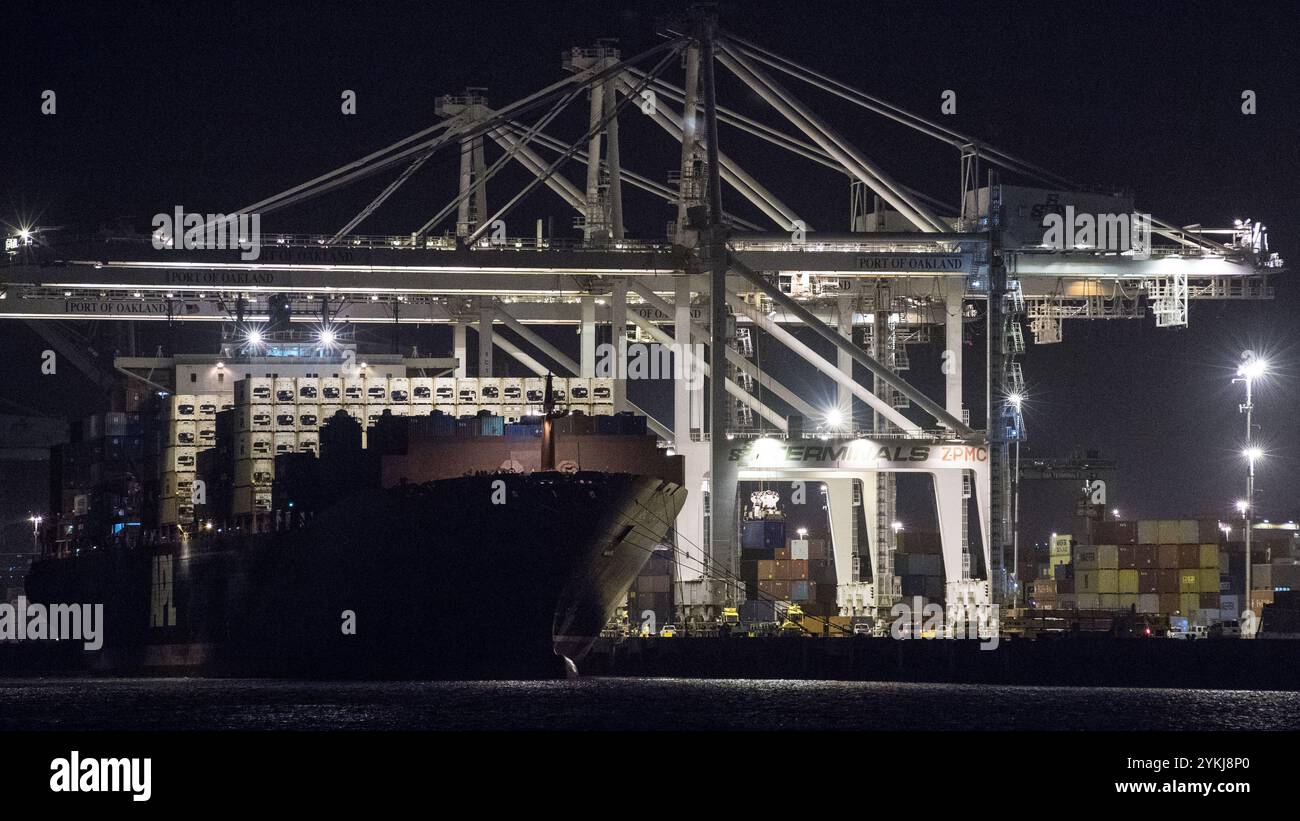 Le navi container al porto di Oakland, a Oakland, CALIFORNIA, vengono scaricate e caricate durante la sera del 30 dicembre 2016. Gli spettatori pubblici possono vedere le operazioni portuali diurne e notturne da Alameda Point ad Alameda, California. Foto USDA di Lance Cheung. Foto Stock