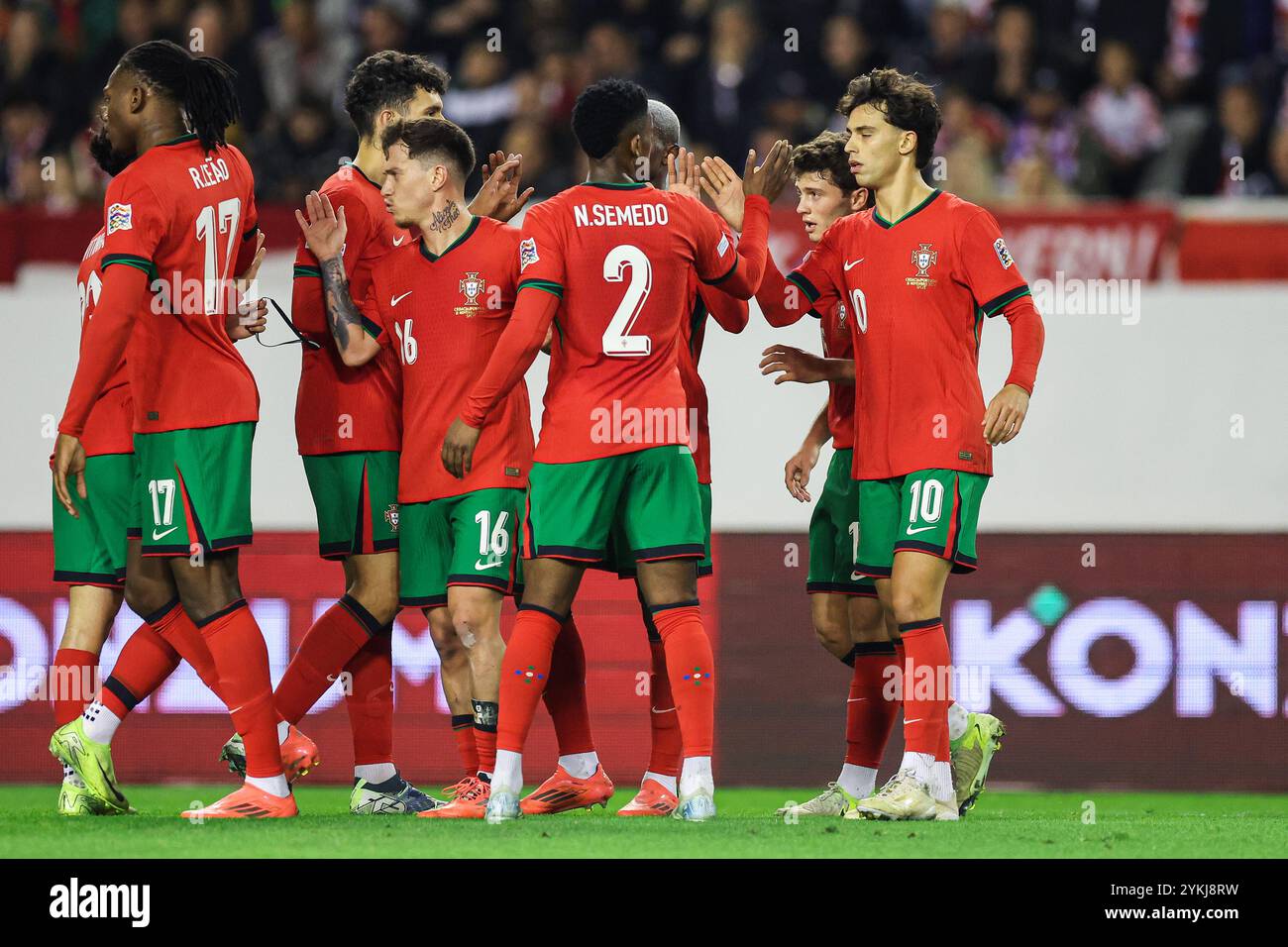 Spalato, Croazia. 18 novembre 2024. SPALATO, CROAZIA - 18 NOVEMBRE: Joao Felix del Portogallo festeggia con i suoi compagni di squadra dopo aver segnato durante la partita del gruppo A1 della UEFA Nations League 2024/25 di Lega A tra Croazia e Portogallo allo stadio Poljud il 18 novembre 2024 a Spalato, Croazia. Foto: Luka Stanzl/PIXSELL credito: Pixsell/Alamy Live News Foto Stock