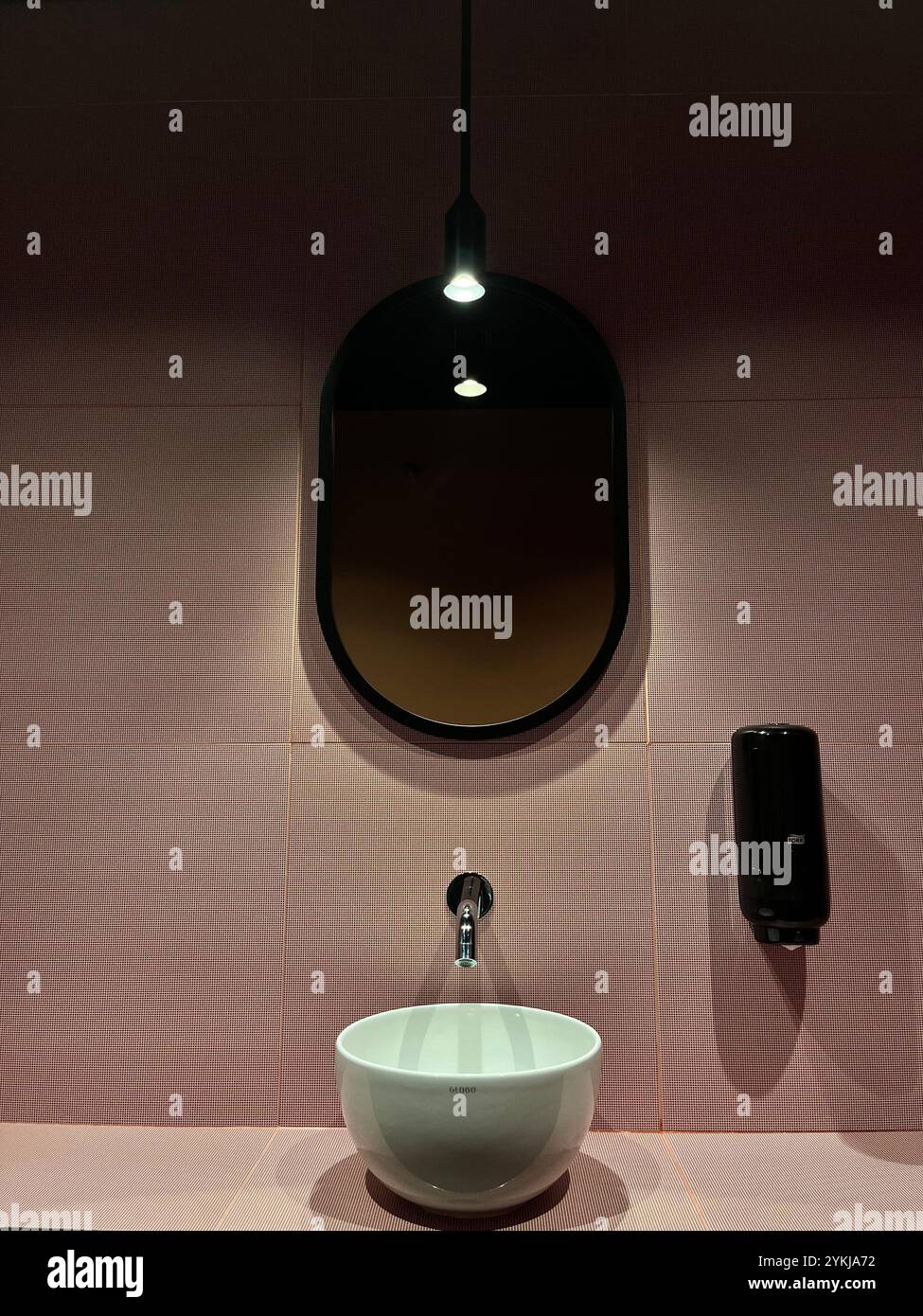 moderno bagno per ufficio, bagno, interni, design moderno, rosa, lavello pubblico, lavello rotondo Foto Stock