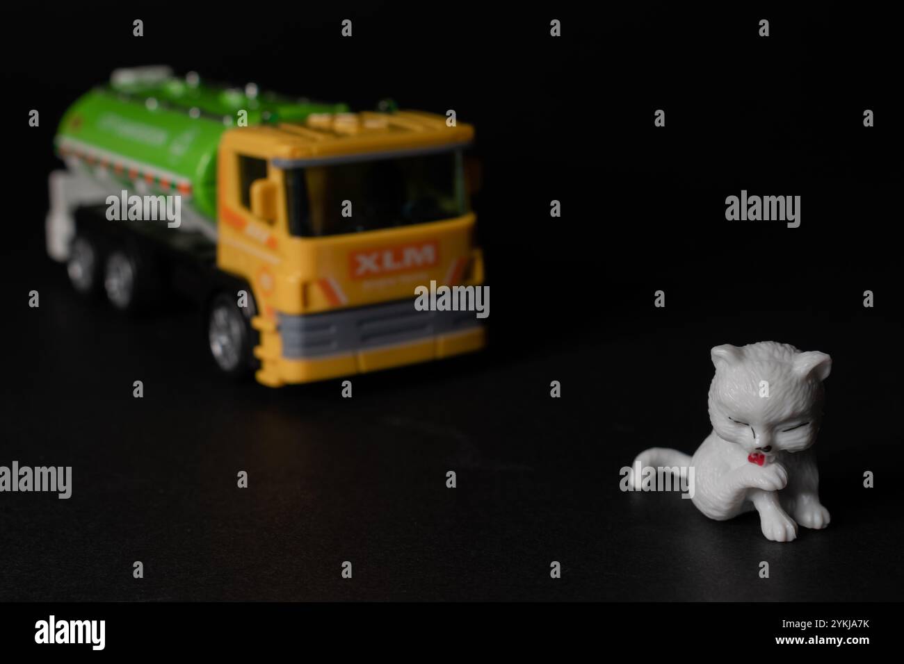 Gattino senzatetto con camion cisterna giocattolo su strada, protezione animali domestici, giornata internazionale dei diritti degli animali Foto Stock