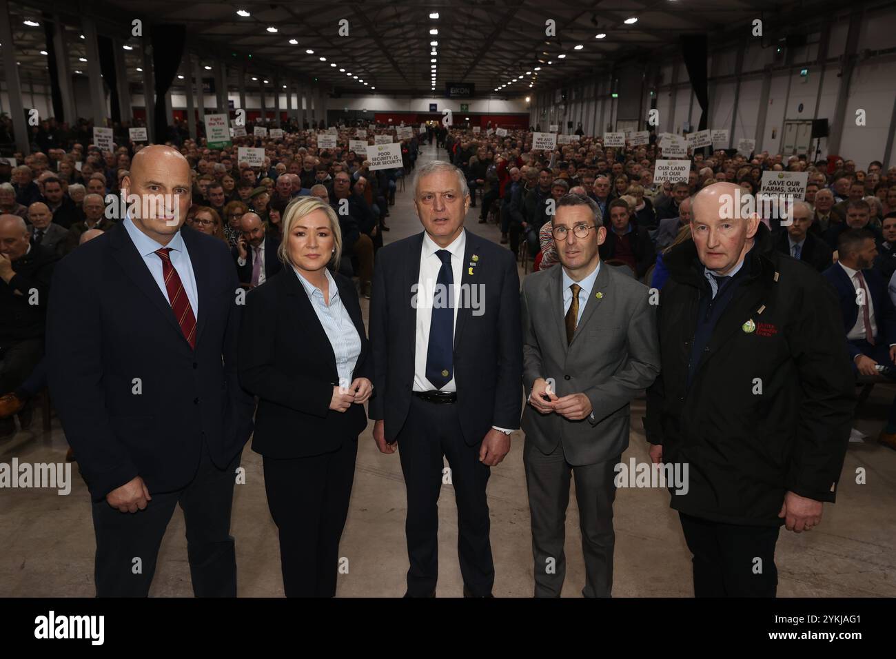 (Da sinistra a destra) John McLenaghan vice presidente Ulster Farmers' Union, primo ministro dell'Irlanda del Nord Michelle o'Neill, William Irvine, presidente dell'Unione degli agricoltori dell'Ulster, ministro dell'Agricoltura, dell'ambiente e degli affari rurali, Andrew Muir e Glen Cuddy, anche vice presidente Ulster Farmers' Union, al raduno Ulster Farmers' Union presso l'Eikob Exhibition Centre, Lisburn, Co Antrim. I parlamentari e i pari dell'Irlanda del Nord si sono uniti in un appello rivolto al governo affinché riveda le modifiche programmate all'imposta sulle successioni per gli agricoltori. Data foto: Lunedì 18 novembre 2024. Foto Stock