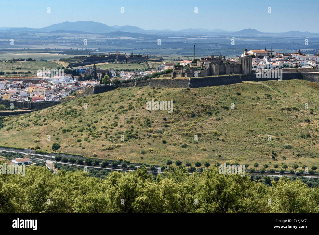 Castello di Elvas, fortificazione islamica, ricostruito nel XIII e XIV secolo. Importante punto strategico per la difesa della frontiera, Portogallo, Europa Foto Stock
