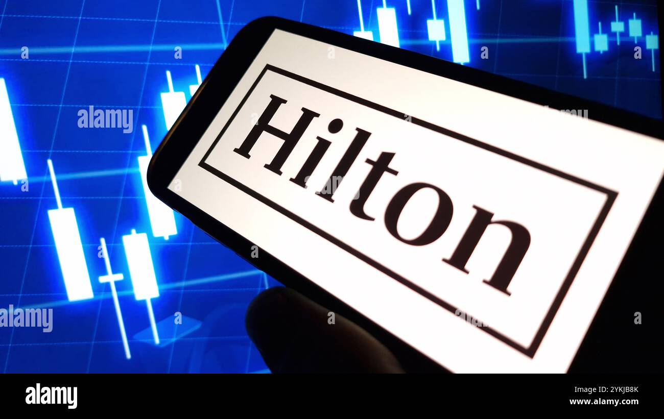 Konskie, Polonia - 18 novembre 2024: Logo della società Hilton Worldwide visualizzato sul telefono cellulare Foto Stock