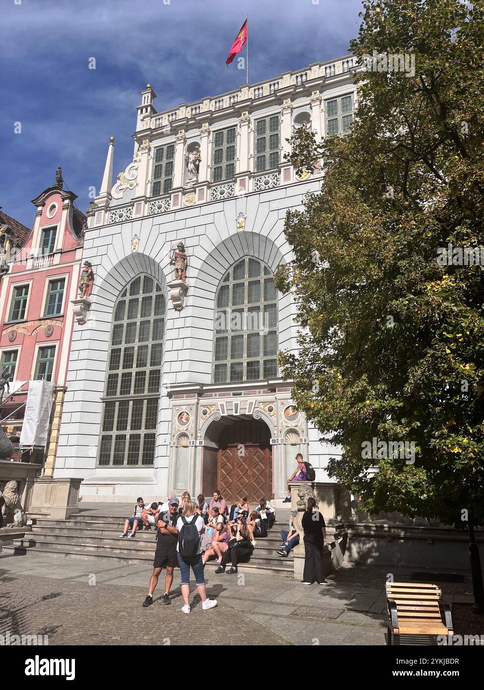 Turismo Danzica, turisti, Corte Artus, Dwór Artusa, edificio storico, Dlugi Targ, città vecchia di Danzica, architettura, viaggi, Danzica Polonia, Europa, UE - Immagine stock catturata con smartphone