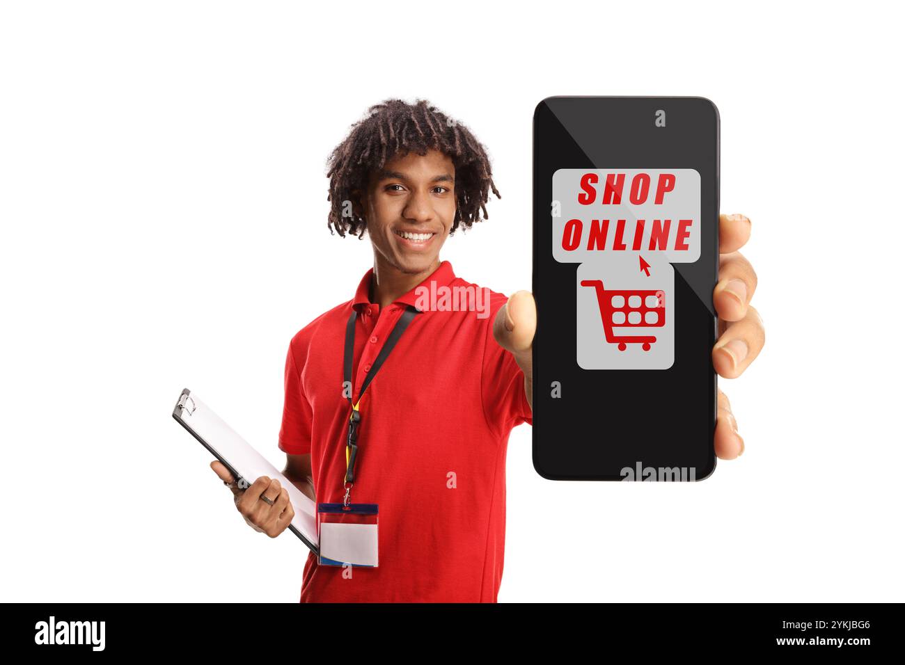 Lavoratore afro-americano che tiene in mano uno smartphone per lo shopping online isolato su sfondo bianco Foto Stock