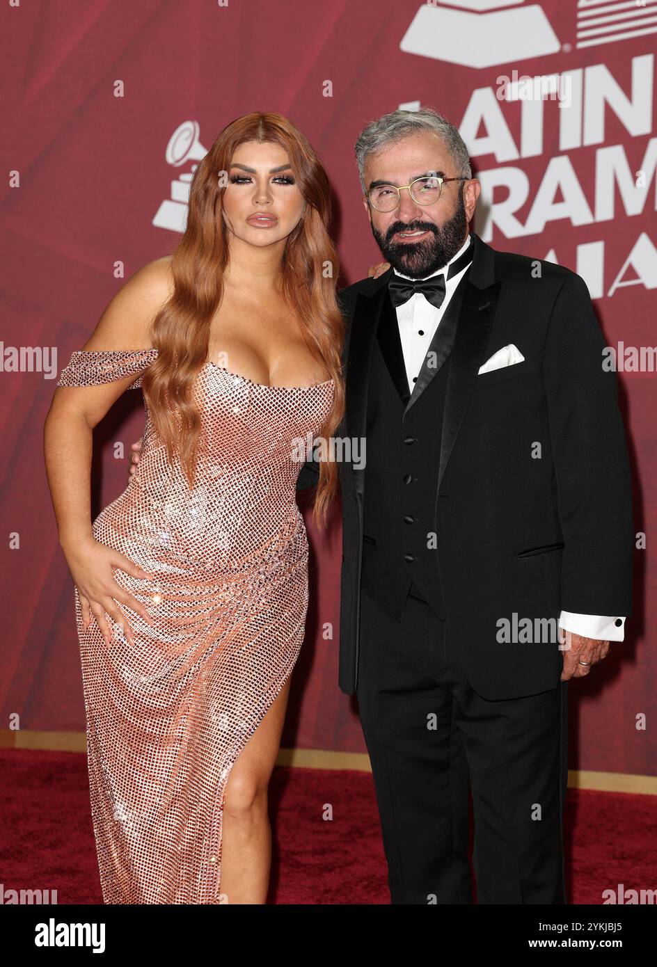Miami, Stati Uniti d'America. 14 novembre 2024. MIAMI, FLORIDA - 14 NOVEMBRE: Marianan Gonzalez e Vicente Fernandez Jr. Partecipano al 25° Annual Latin GRAMMY Awards al Kaseya Center il 14 novembre 2024 a Miami, Florida. (Foto di Alberto E. Tamargo/Sipa USA) credito: SIPA USA/Alamy Live News Foto Stock